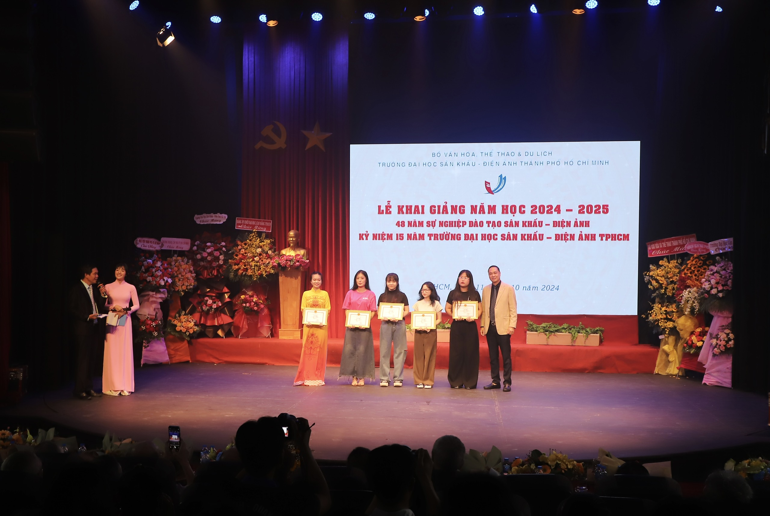 Día especial de profesores y estudiantes de la Universidad de Teatro y Cine de Ciudad Ho Chi Minh - Foto 8. Ngày đặc biệt của thầy và trò Trường Đại học Sân khấu - Điện ảnh TP.HCM - Ảnh 8.