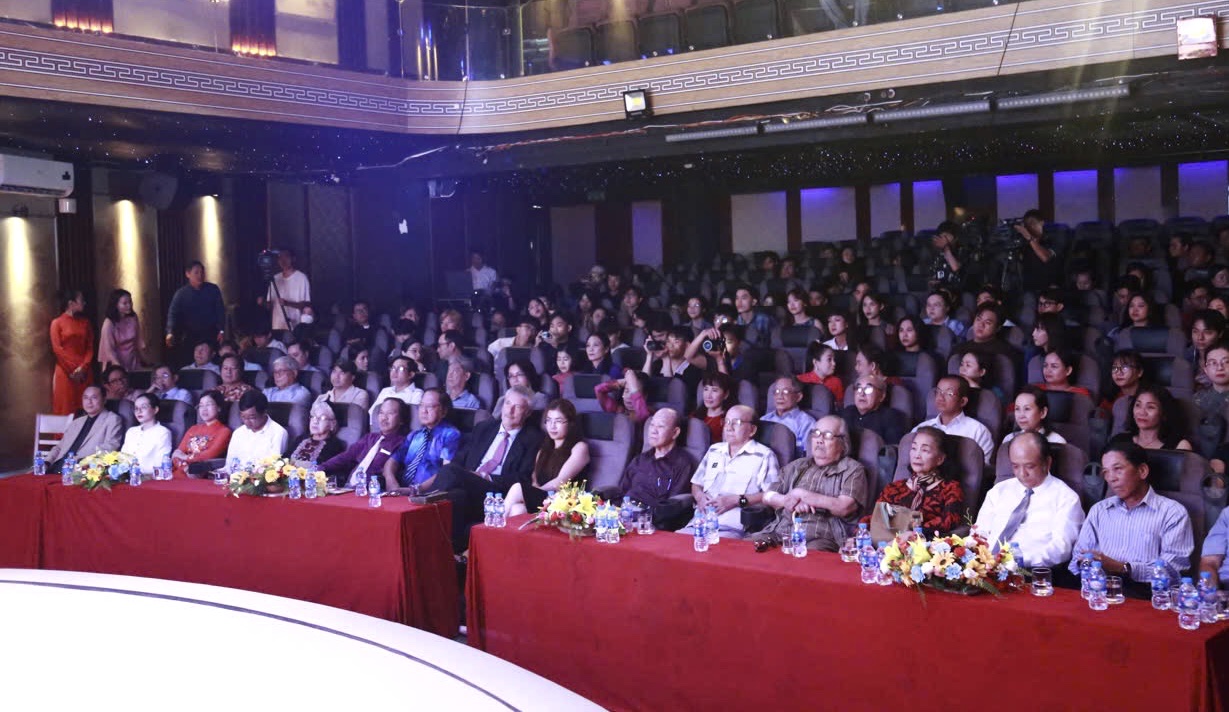 Día especial de profesores y estudiantes de la Universidad de Teatro y Cine de Ciudad Ho Chi Minh - Foto 1. Ngày đặc biệt của thầy và trò Trường Đại học Sân khấu - Điện ảnh TP.HCM - Ảnh 1.