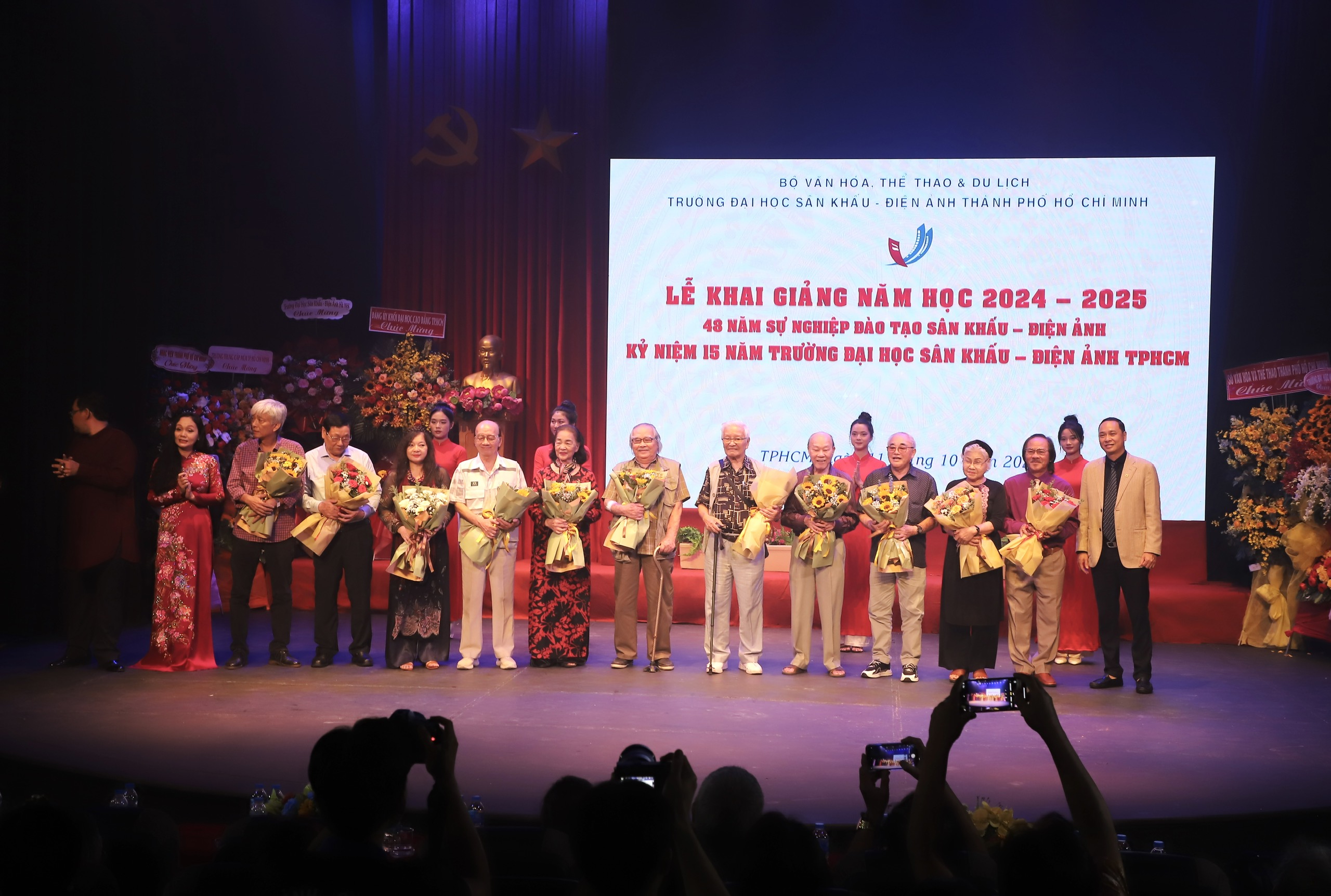 Día especial de profesores y estudiantes de la Universidad de Teatro y Cine de Ciudad Ho Chi Minh - Foto 4. Ngày đặc biệt của thầy và trò Trường Đại học Sân khấu - Điện ảnh TP.HCM - Ảnh 4.