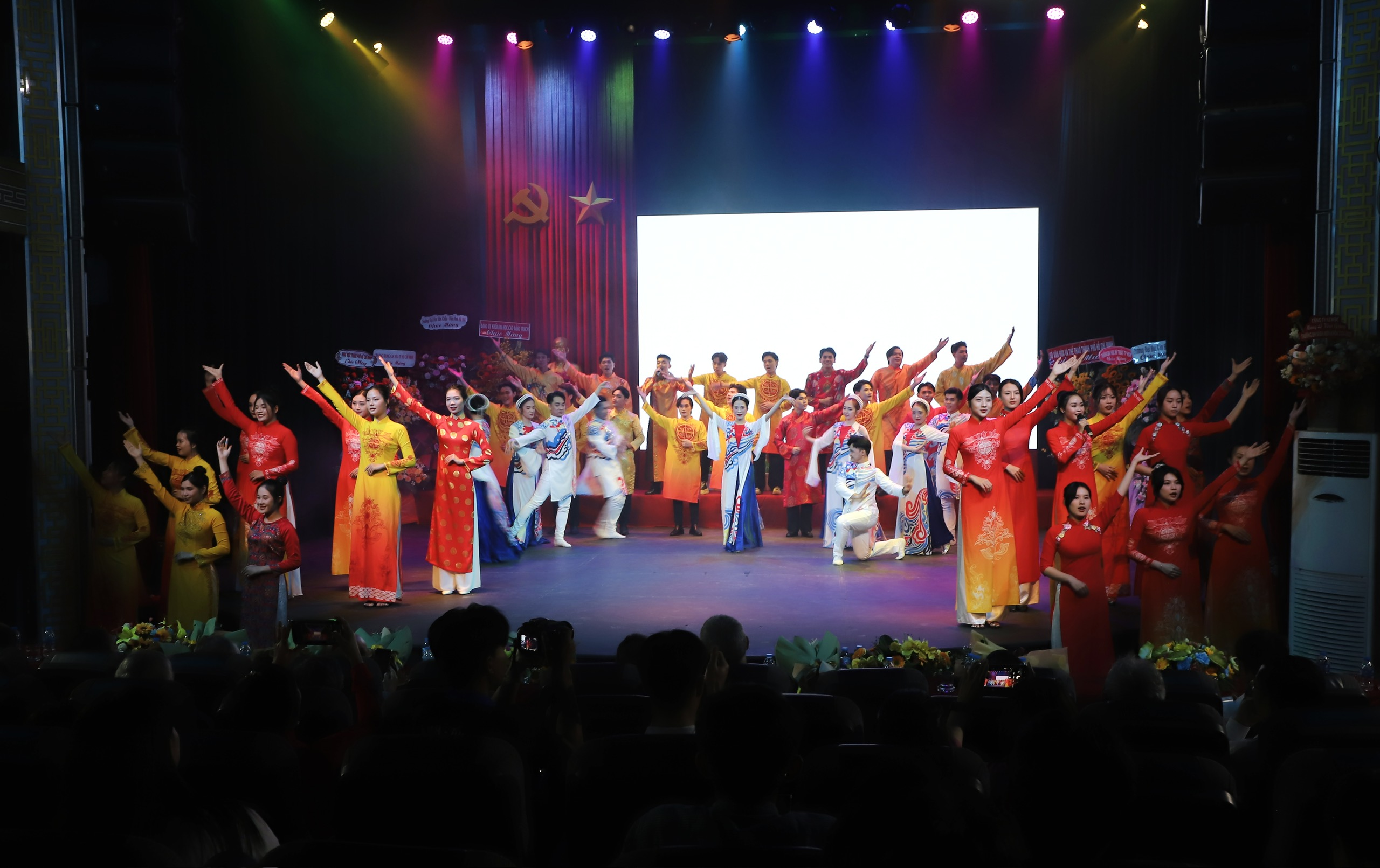 Día especial de profesores y estudiantes de la Universidad de Teatro y Cine de Ciudad Ho Chi Minh - Foto 2. Ngày đặc biệt của thầy và trò Trường Đại học Sân khấu - Điện ảnh TP.HCM - Ảnh 2.