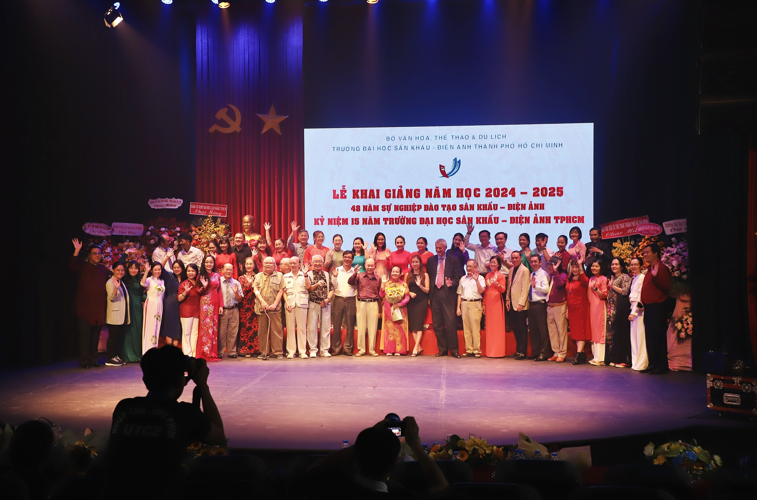 Día especial de los profesores y estudiantes de la Universidad de Teatro y Cine de Ciudad Ho Chi Minh - Foto 10. Ngày đặc biệt của thầy và trò Trường Đại học Sân khấu - Điện ảnh TP.HCM - Ảnh 10.