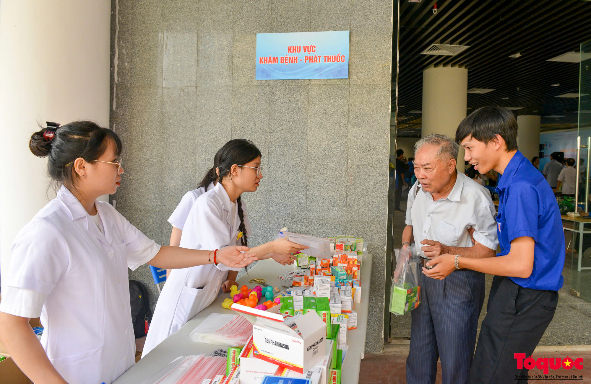 Hàng ngàn người dân được khám miễn phí tại Hành trình Thanh niên Thủ đô - Ảnh 14.