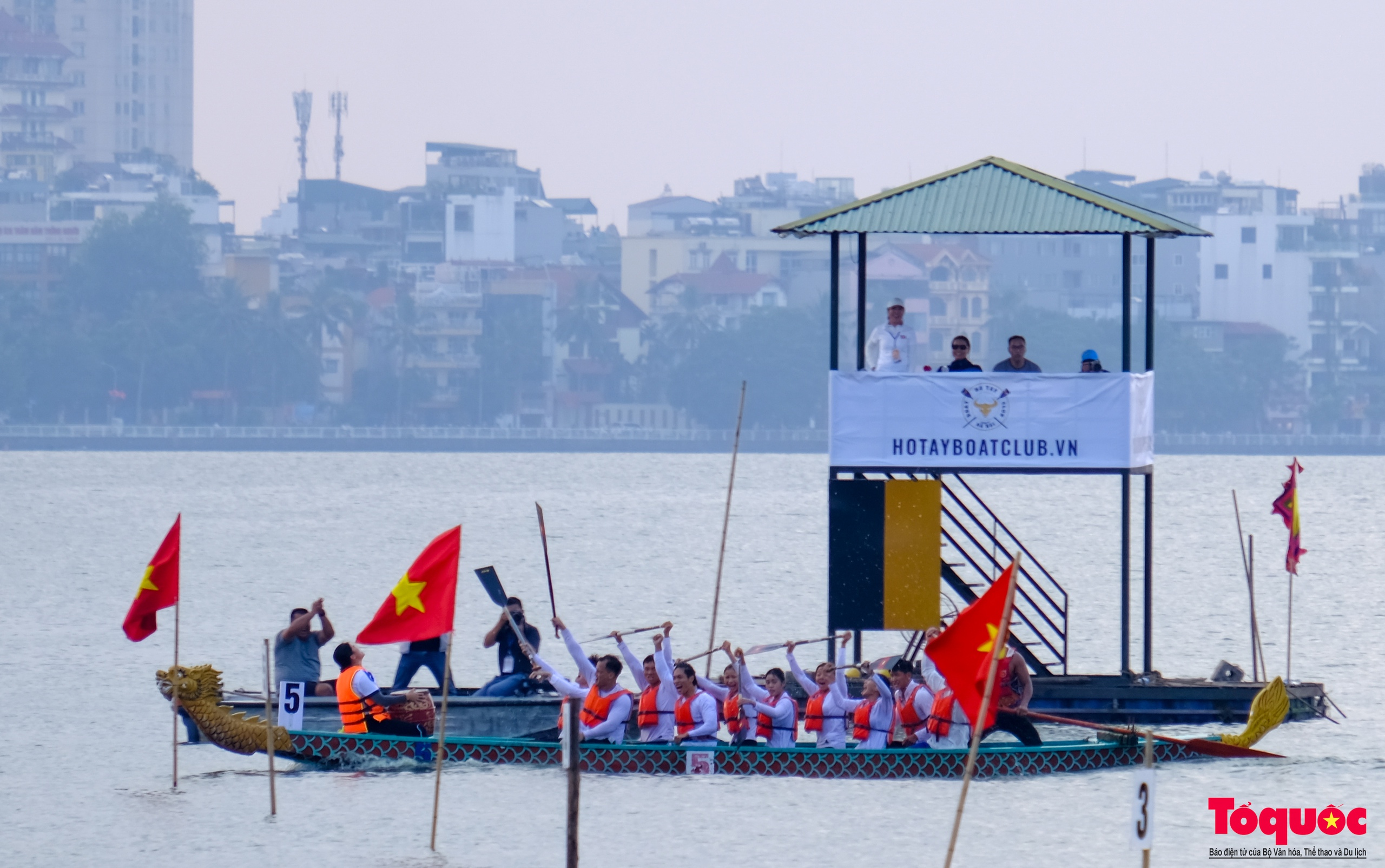 Người dân thủ đô cổ vũ sôi động giải bơi chải thuyền rồng Hà Nội mở rộng năm 2024 - Ảnh 19.