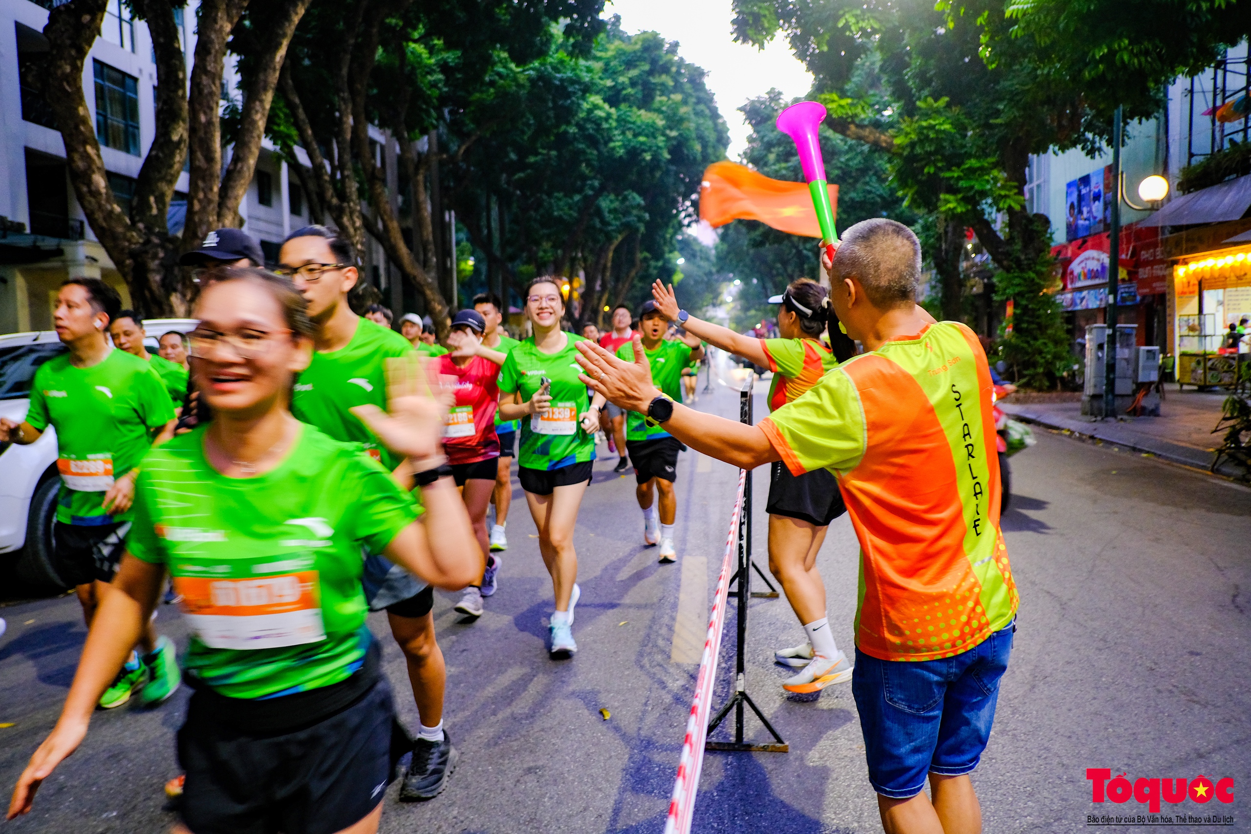 VPIM 2024: 11.000 vận động viên chạy cùng âm nhạc trong nắng mùa thu Hà Nội - Ảnh 5.