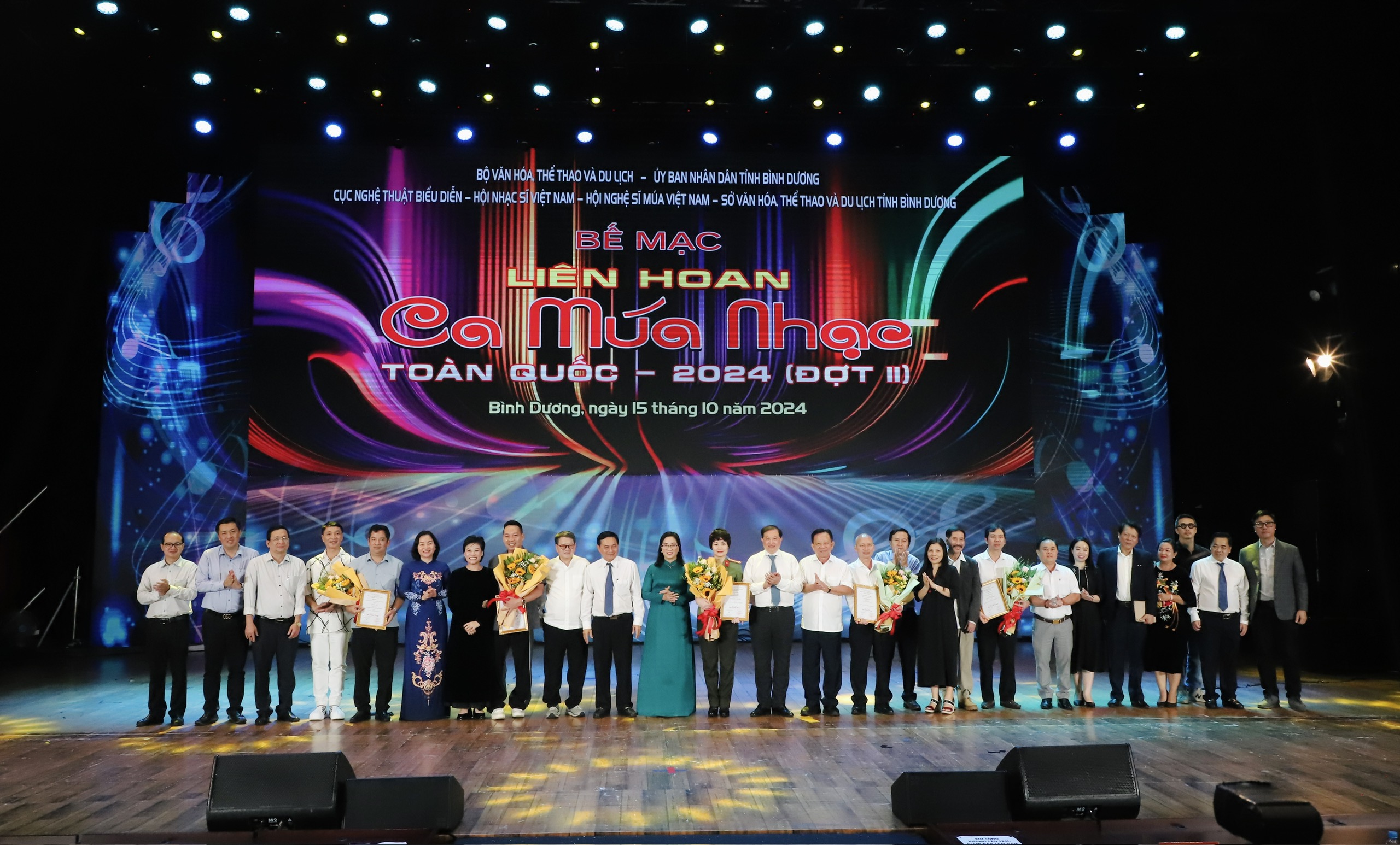 ពិធីបិទ និងប្រគល់រង្វាន់មហោស្រពតន្ត្រី និងរបាំជាតិ ឆ្នាំ២០២៤ - រូបថត ១. Bế mạc và trao giải Liên hoan Ca Múa Nhạc toàn quốc năm 2024 - Ảnh 1.