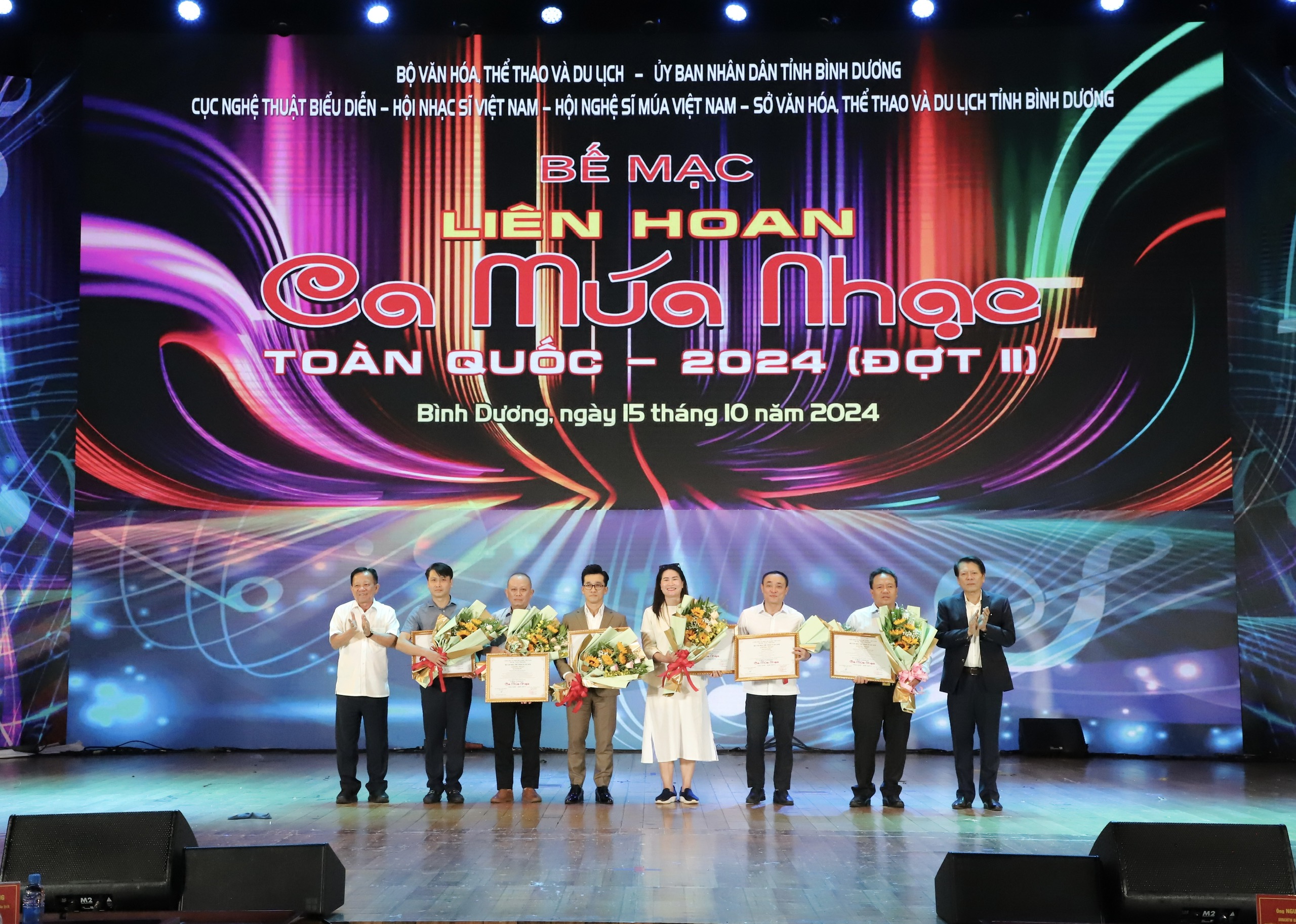 ពិធីបិទ និងប្រគល់ពានរង្វាន់មហោស្រពតន្ត្រី និងរបាំជាតិ ឆ្នាំ២០២៤ - រូបថត ៦. Bế mạc và trao giải Liên hoan Ca Múa Nhạc toàn quốc năm 2024 - Ảnh 6.