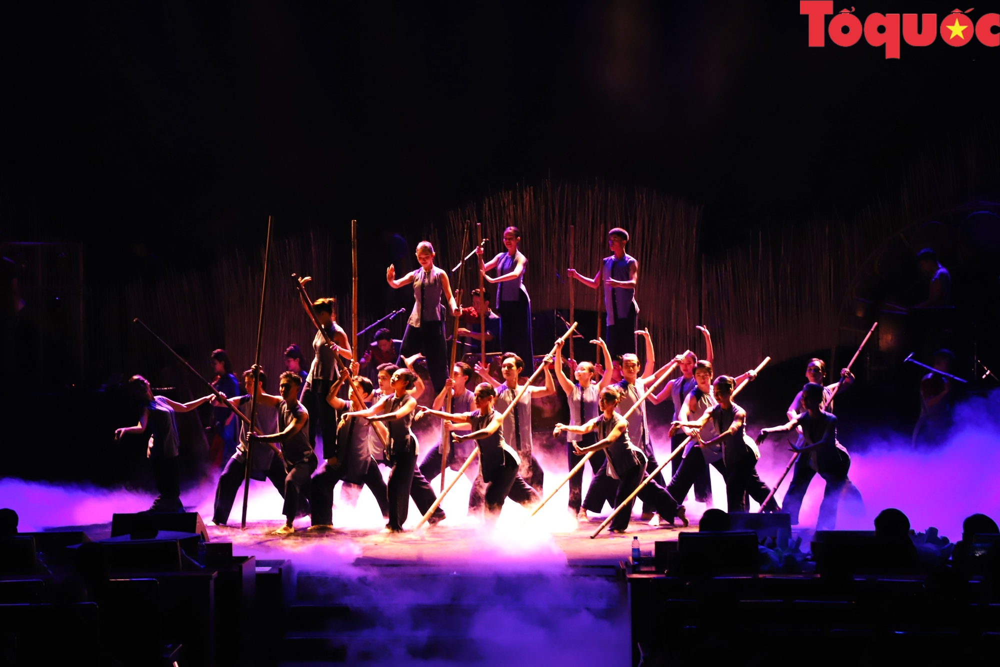 ពិធីបិទ និងប្រគល់ពានរង្វាន់មហោស្រពតន្ត្រី និងរបាំជាតិ ឆ្នាំ២០២៤ - រូបថត ២. Bế mạc và trao giải Liên hoan Ca Múa Nhạc toàn quốc năm 2024 - Ảnh 2.