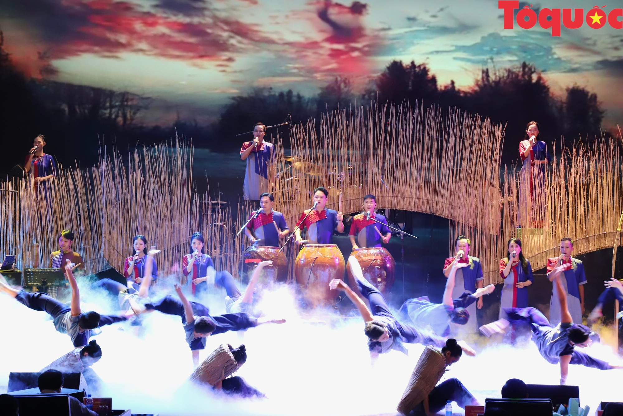 ពិធីបិទ និងប្រគល់រង្វាន់មហោស្រពតន្ត្រី និងរបាំជាតិ ឆ្នាំ២០២៤ - រូបថត ៤. Bế mạc và trao giải Liên hoan Ca Múa Nhạc toàn quốc năm 2024 - Ảnh 4.