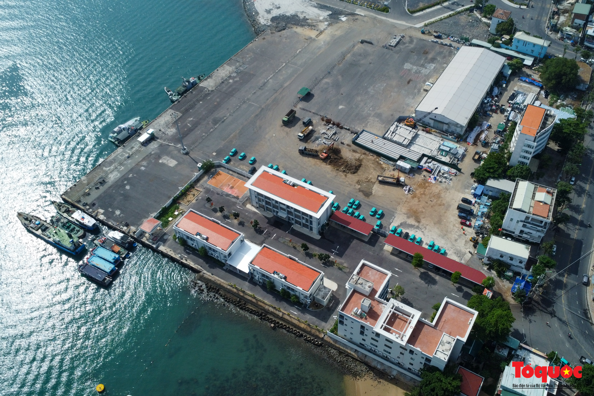 ស្វែងរកដំណោះស្រាយដើម្បីស្វាគមន៍កប៉ាល់ទេសចរណ៍អន្តរជាតិមកឈូងសមុទ្រ Nha Trang - រូបថត ២. Tìm phương án đón tàu biển du lịch quốc tế đến vịnh Nha Trang - Ảnh 2.