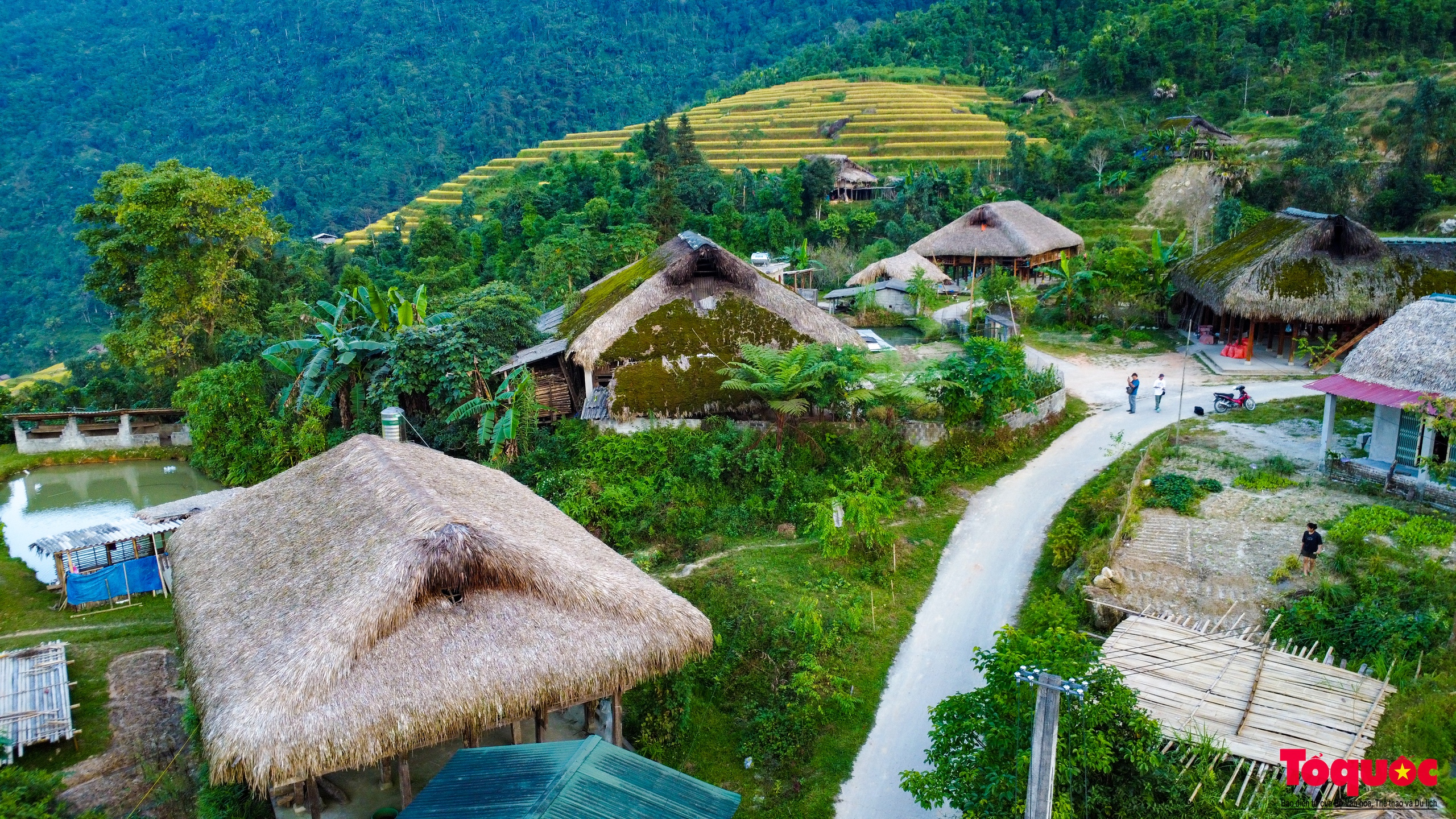 Lên Tây Côn Lĩnh ngắm vẻ đẹp nguyên sơ của những mái nhà rêu xanh giữa lưng chừng núi - Ảnh 2.