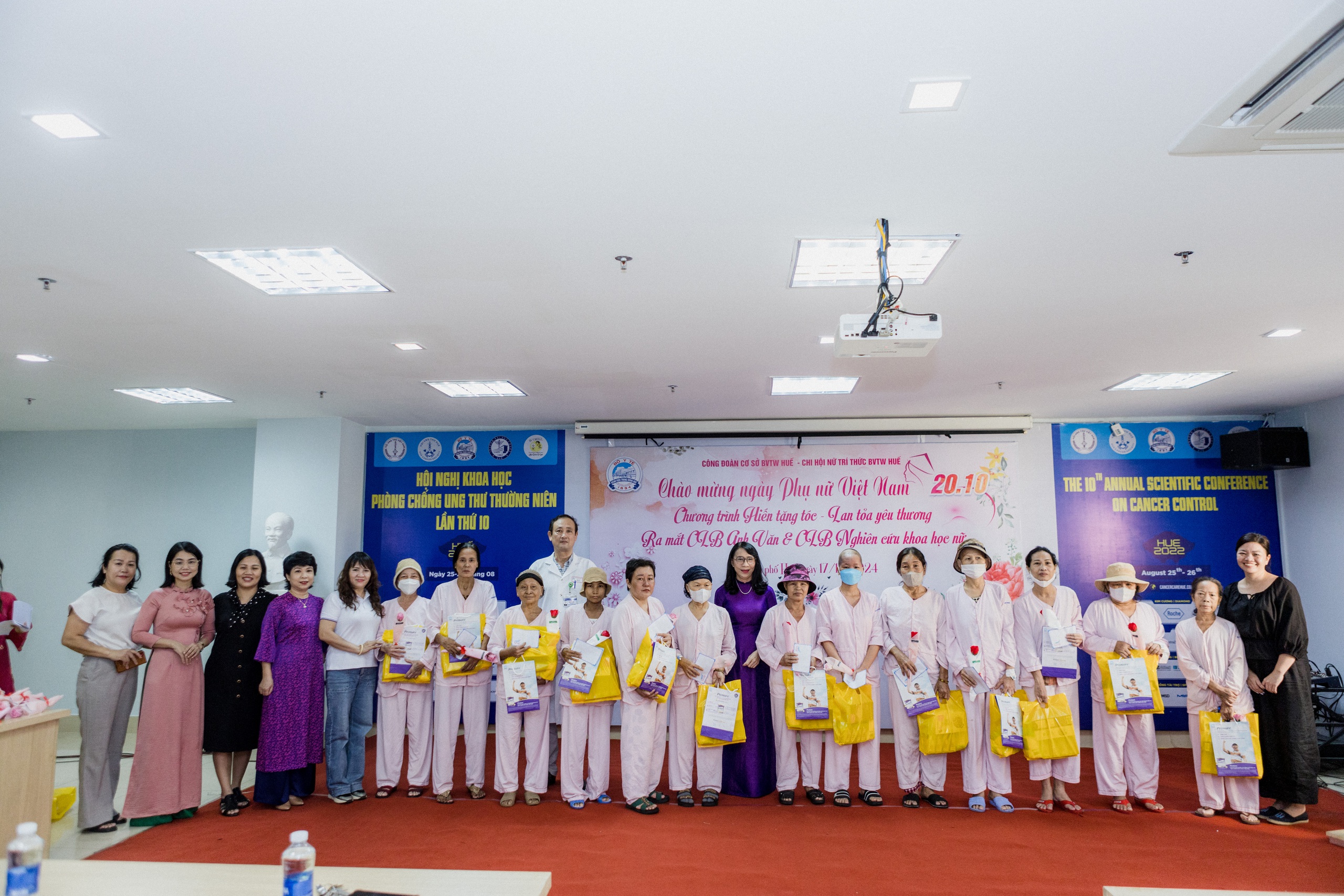 Význam programu darování vlasů pro pacientky s rakovinou u příležitosti 20. října - Foto 2. Ý nghĩa chương trình hiến tặng tóc cho nữ bệnh nhân ung thư nhân dịp 20/10 - Ảnh 2.