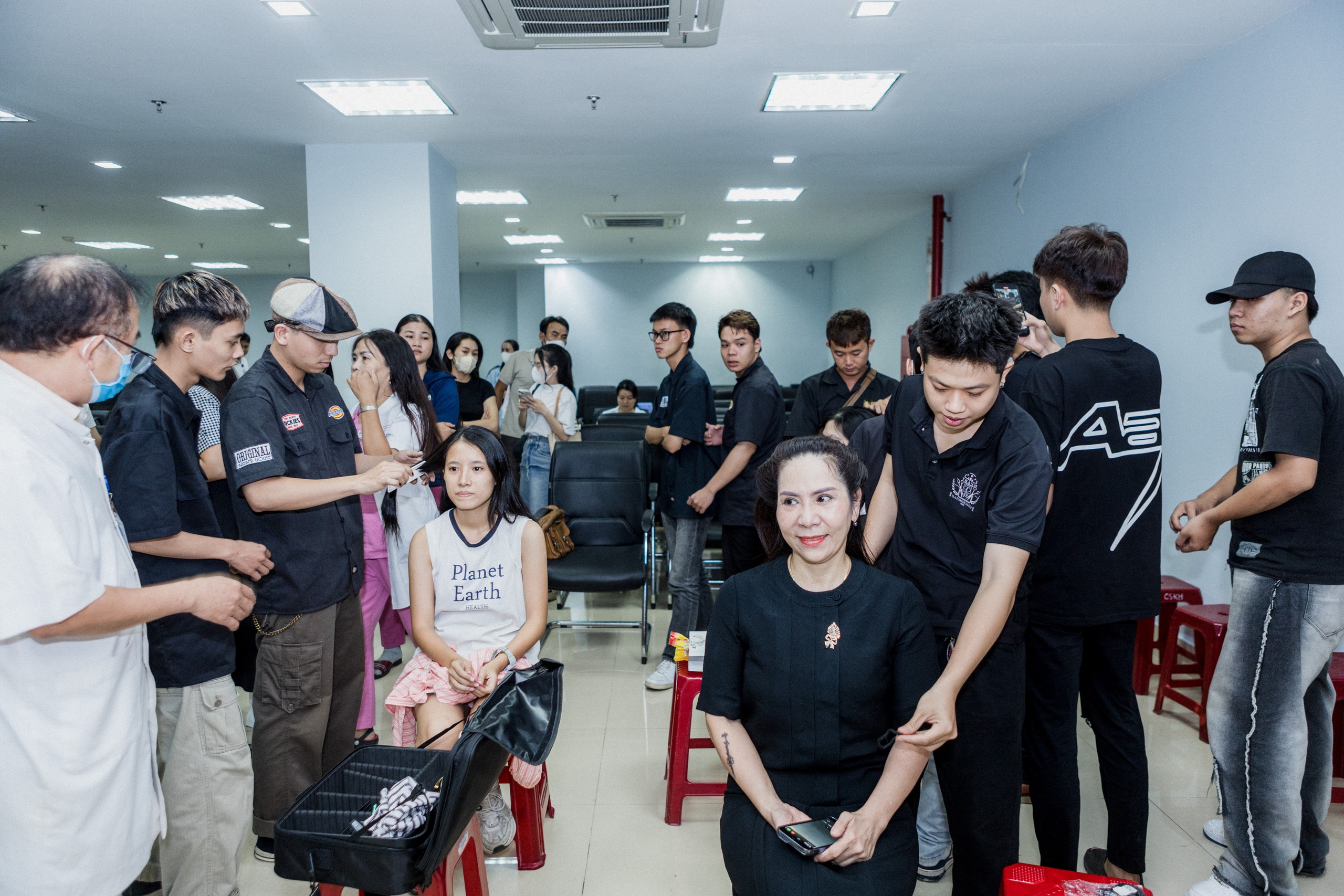 Význam programu darování vlasů pro pacientky s rakovinou u příležitosti 20. října - Foto 1. Ý nghĩa chương trình hiến tặng tóc cho nữ bệnh nhân ung thư nhân dịp 20/10 - Ảnh 1.