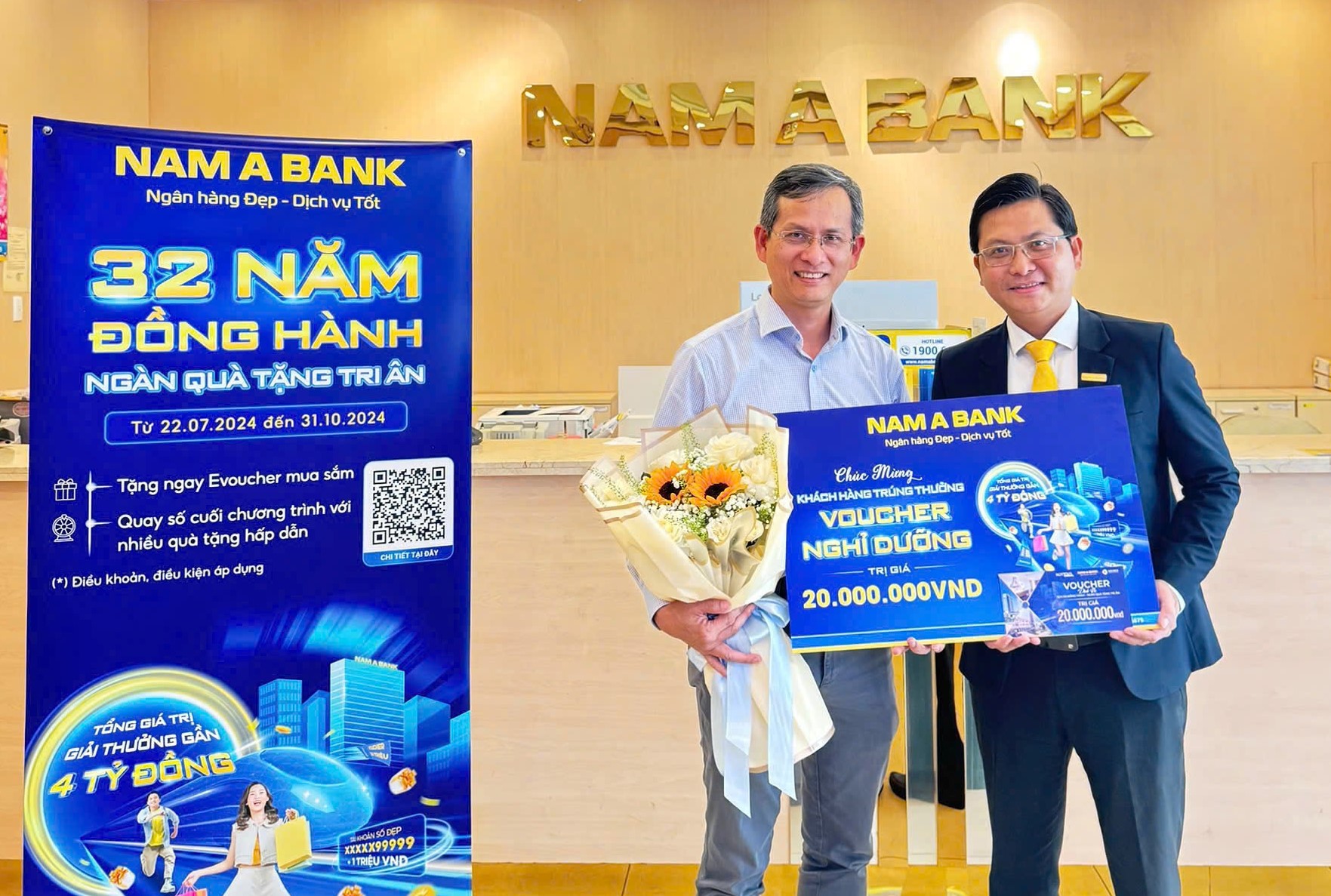 Nam A Bank trao giải đợt 1 chương trình &quot;32 năm đồng hành - Ngàn quà tặng tri ân&quot; - Ảnh 1.