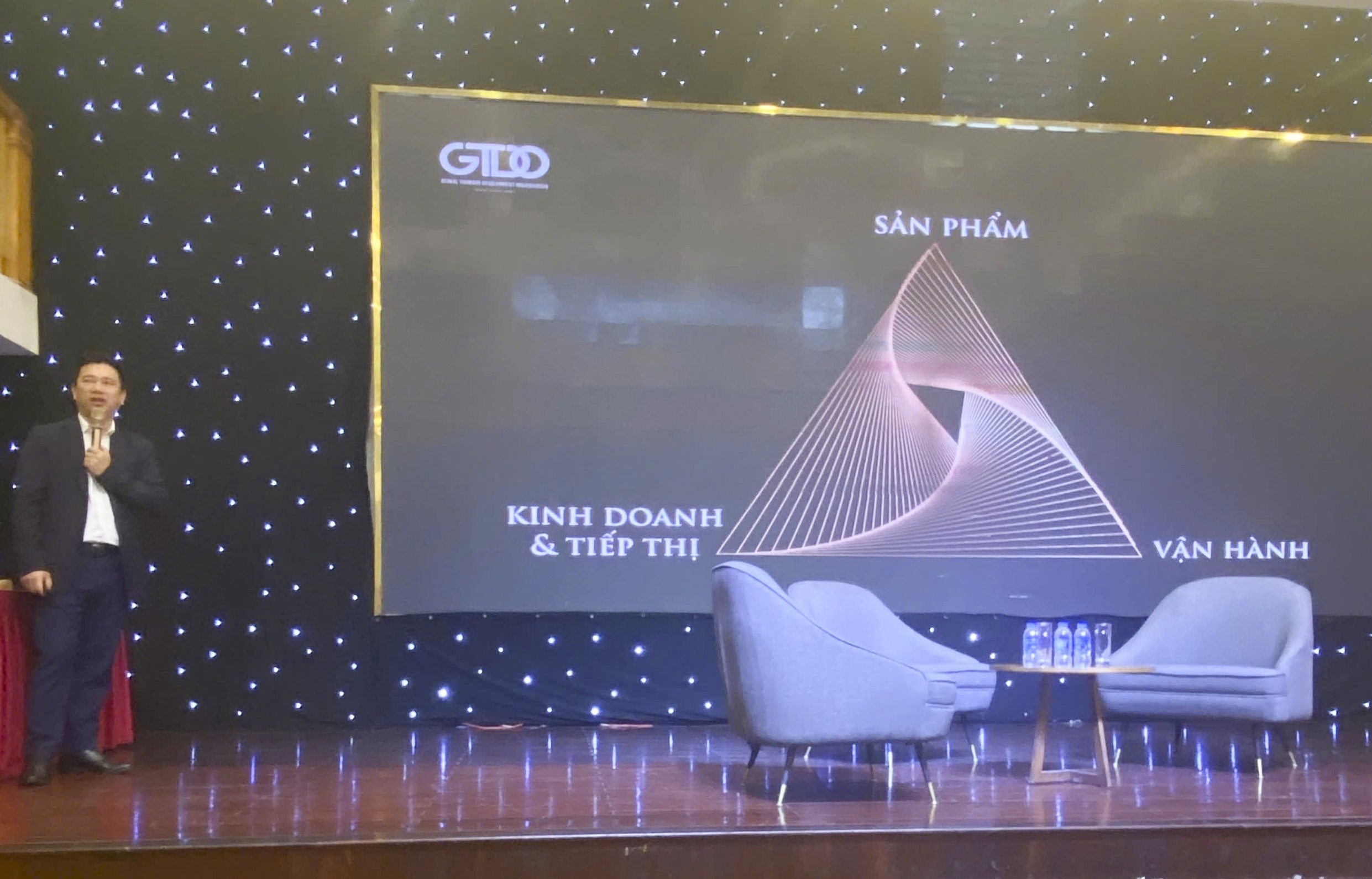 Seminar tentang solusi pemasaran untuk menarik dan mengembangkan pasar wisata di bisnis perhotelan - Foto 2. Tọa đàm về giải pháp marketing để thu hút và phát triển thị trường khách du lịch trong hoạt động kinh doanh khách sạn - Ảnh 2.