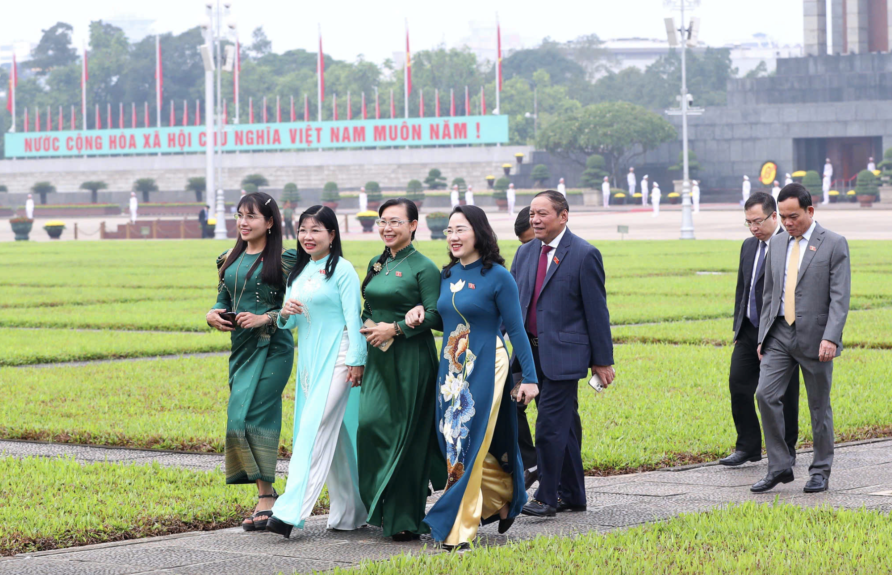 Lãnh đạo Đảng, Nhà nước và các ĐBQH vào Lăng viếng Chủ tịch Hồ Chí Minh - Ảnh 10.