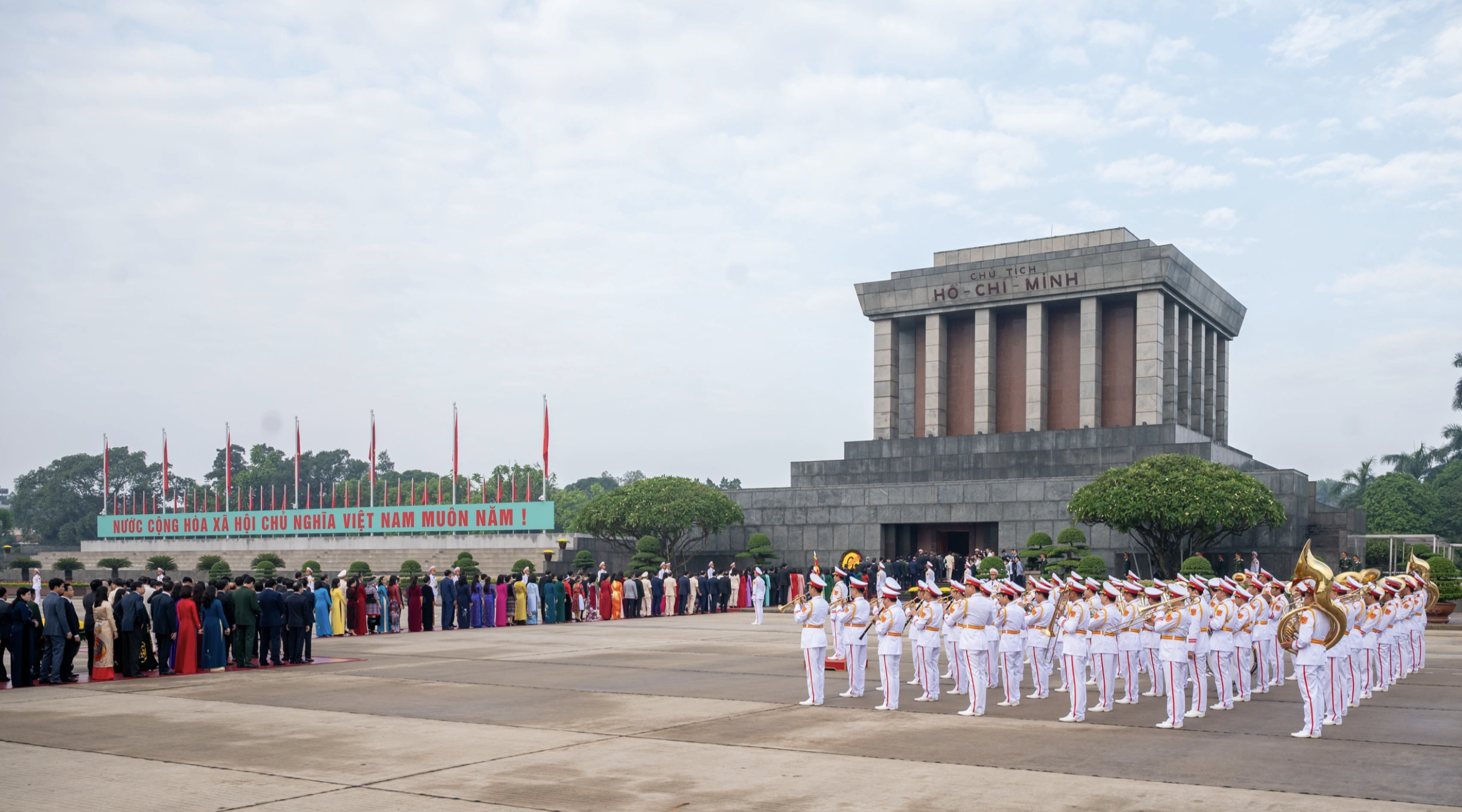 Lãnh đạo Đảng, Nhà nước và các ĐBQH vào Lăng viếng Chủ tịch Hồ Chí Minh - Ảnh 1.