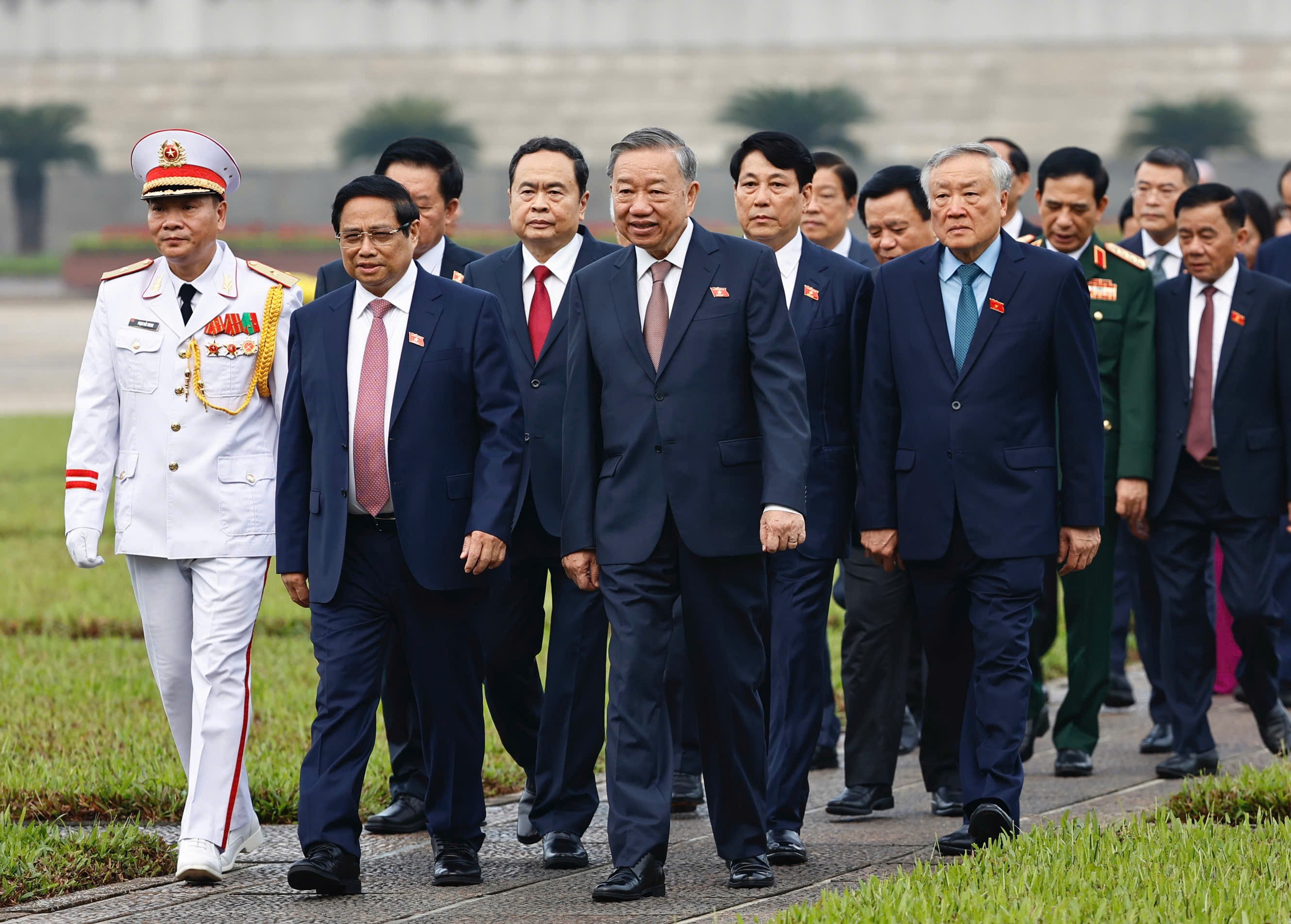 Lãnh đạo Đảng, Nhà nước và các ĐBQH vào Lăng viếng Chủ tịch Hồ Chí Minh - Ảnh 8.