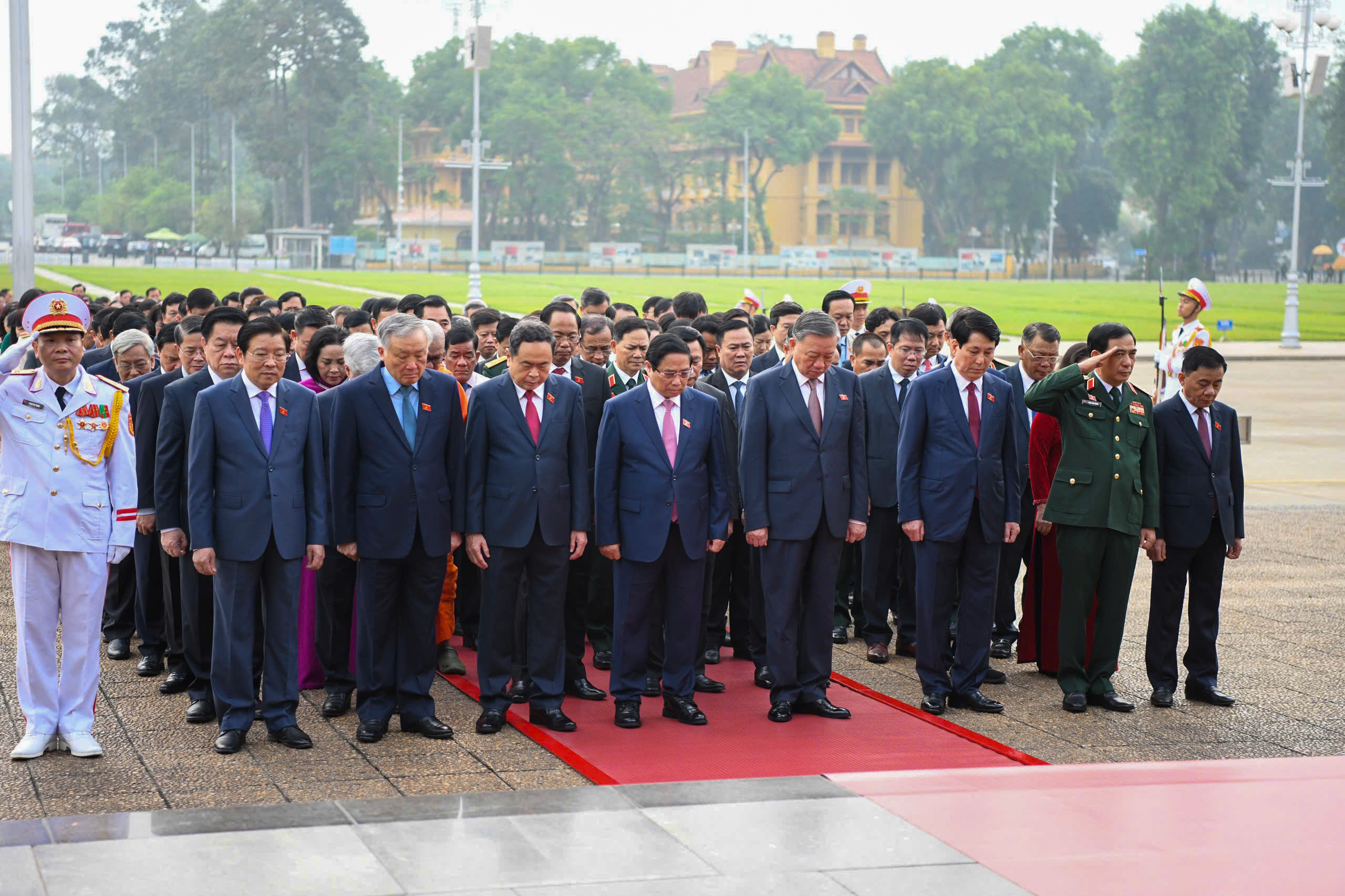 Lãnh đạo Đảng, Nhà nước và các ĐBQH vào Lăng viếng Chủ tịch Hồ Chí Minh - Ảnh 3.