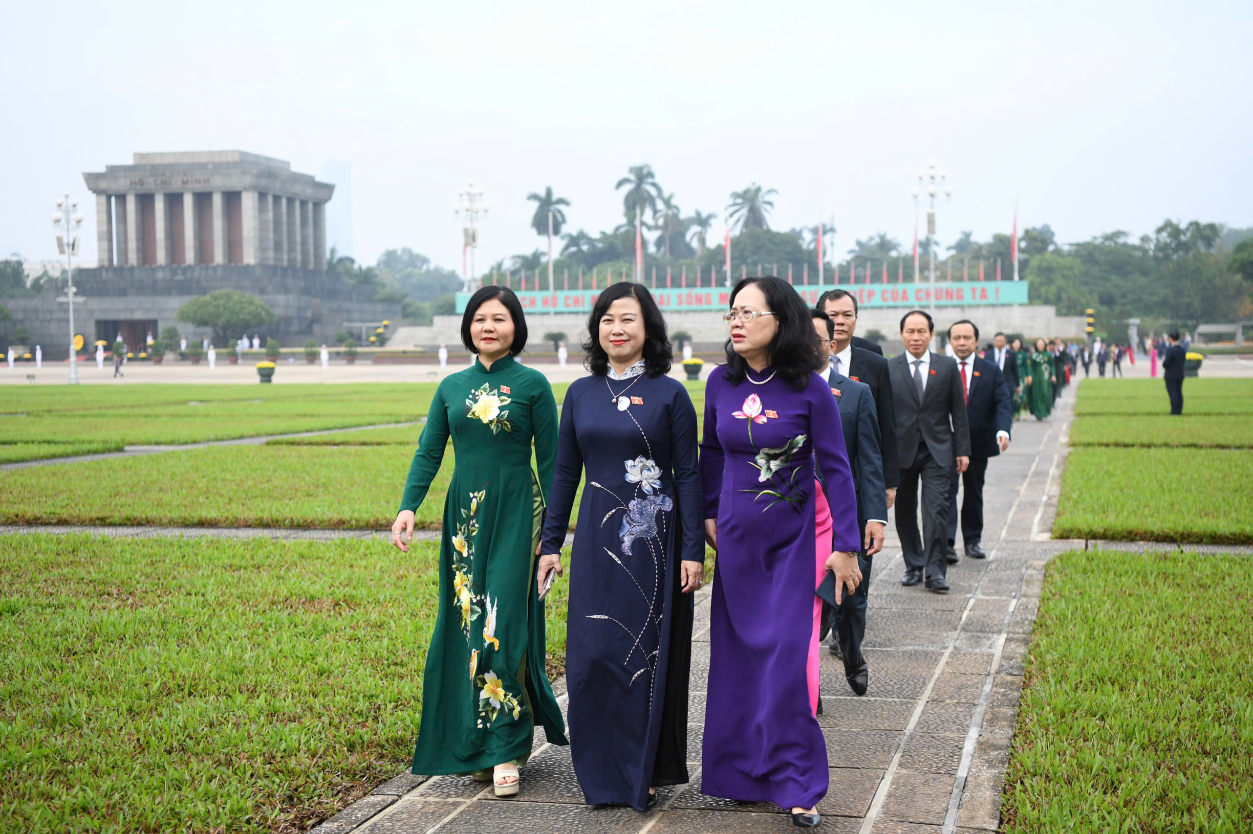 Lãnh đạo Đảng, Nhà nước và các ĐBQH vào Lăng viếng Chủ tịch Hồ Chí Minh - Ảnh 9.