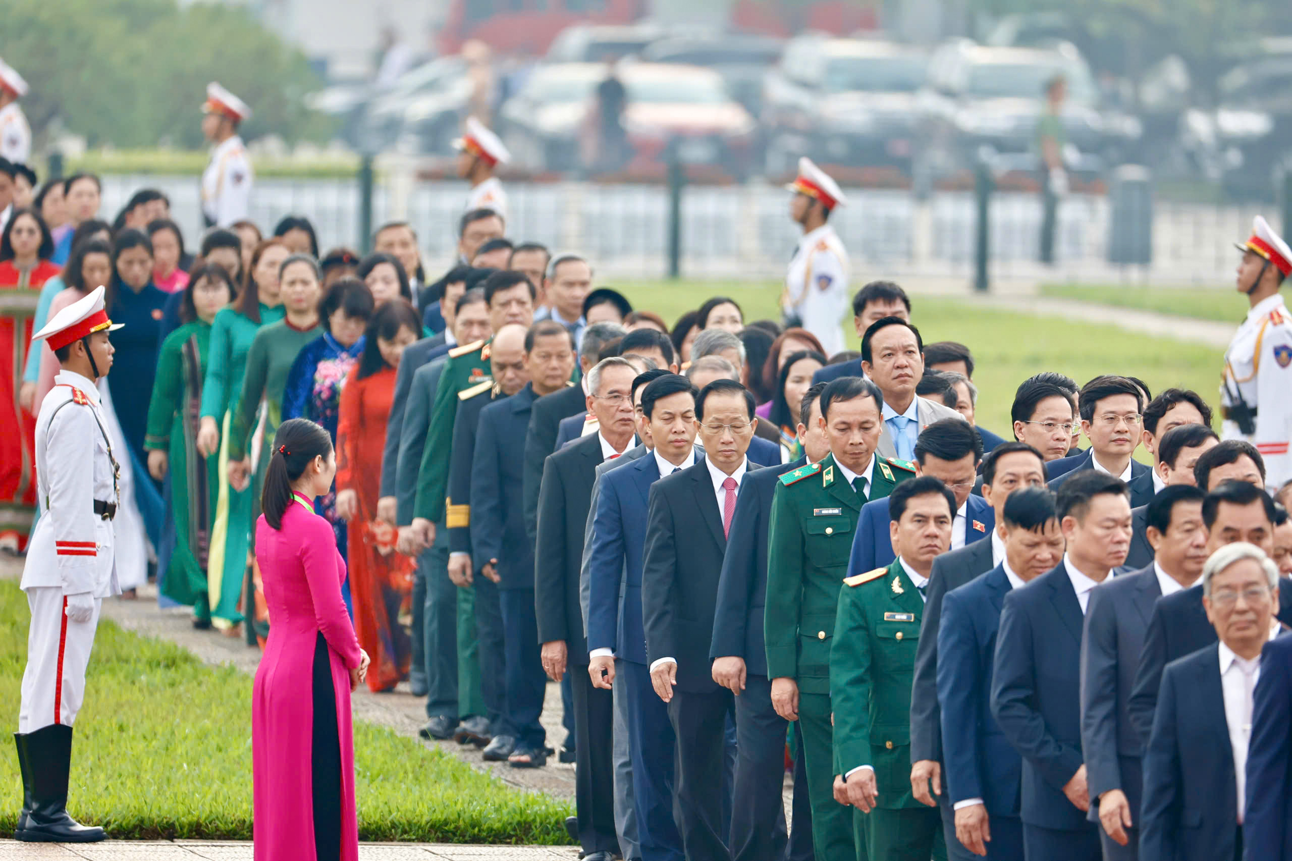 Lãnh đạo Đảng, Nhà nước và các ĐBQH vào Lăng viếng Chủ tịch Hồ Chí Minh - Ảnh 6.