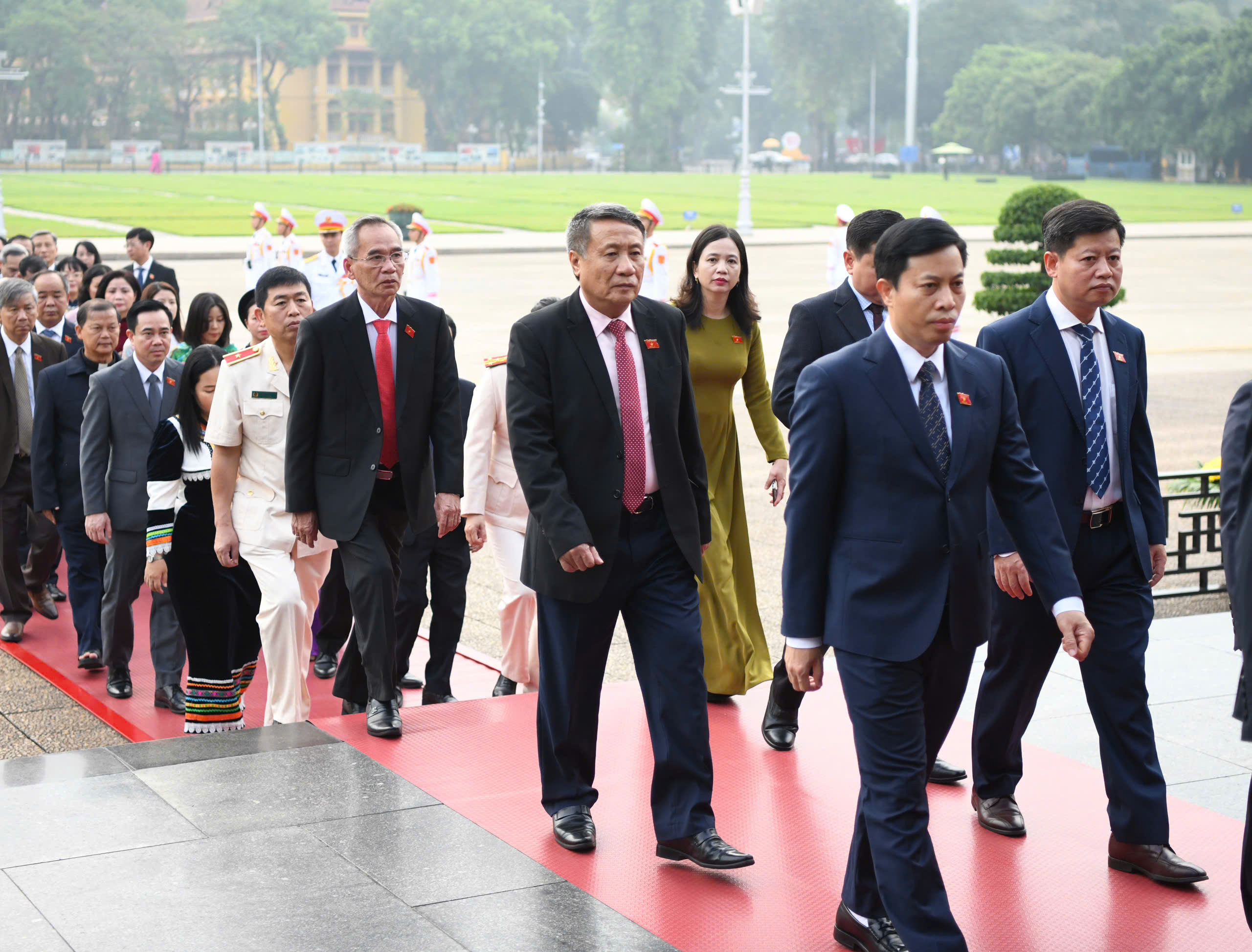 Lãnh đạo Đảng, Nhà nước và các ĐBQH vào Lăng viếng Chủ tịch Hồ Chí Minh - Ảnh 5.