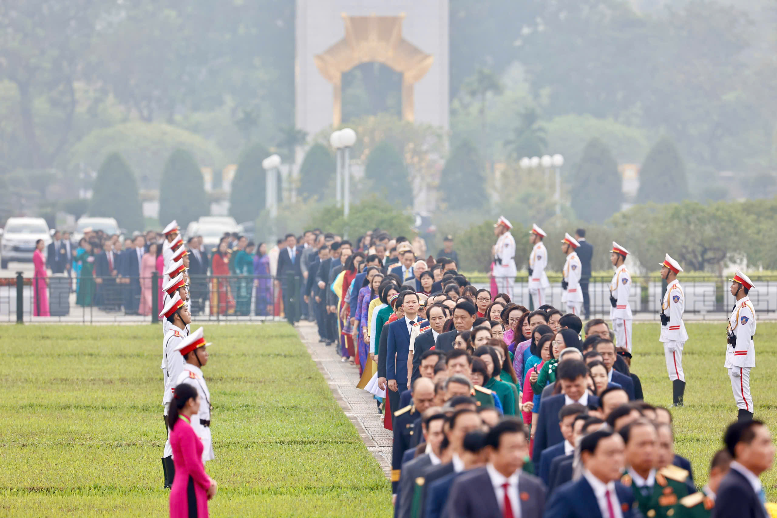 Lãnh đạo Đảng, Nhà nước và các ĐBQH vào Lăng viếng Chủ tịch Hồ Chí Minh - Ảnh 7.