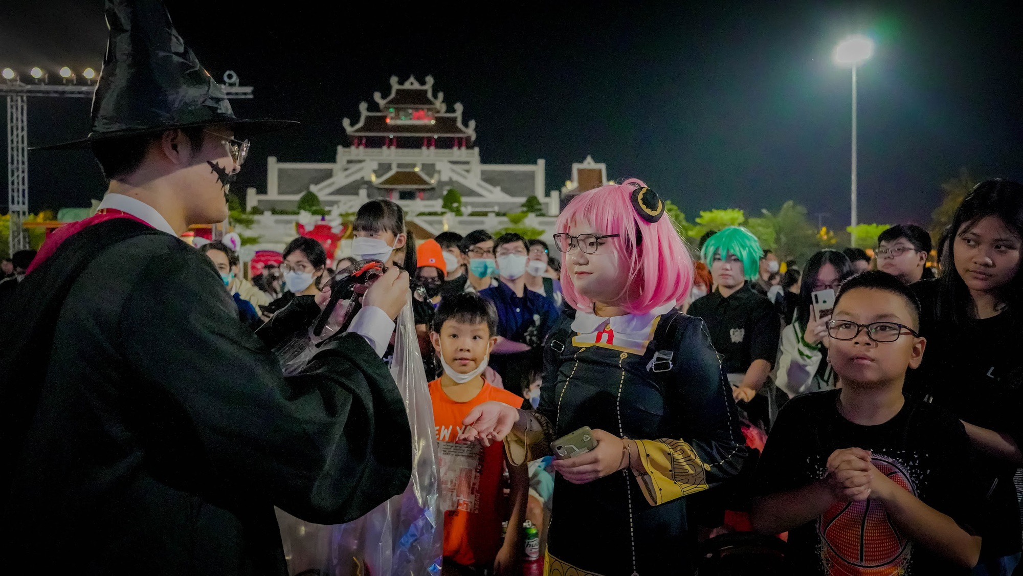 Khám phá bữa tiệc cosplay độc nhất vô nhị tại Da Nang Downtown dịp Halloween - Ảnh 2.