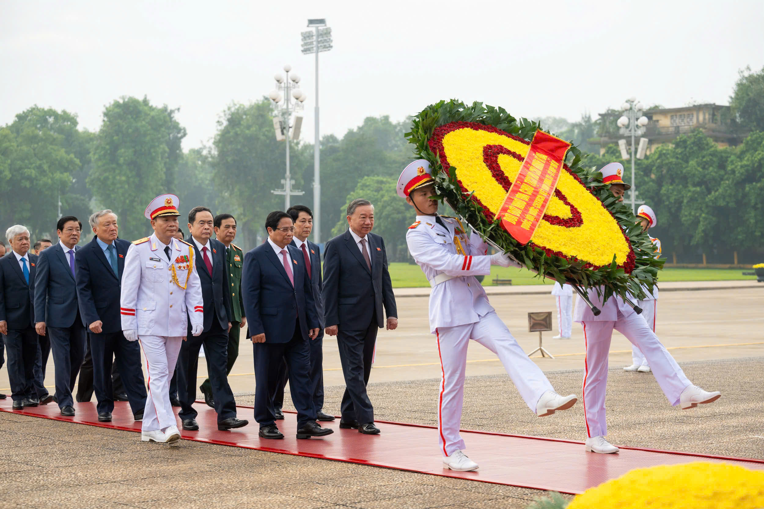 Lãnh đạo Đảng, Nhà nước và các ĐBQH vào Lăng viếng Chủ tịch Hồ Chí Minh - Ảnh 2.