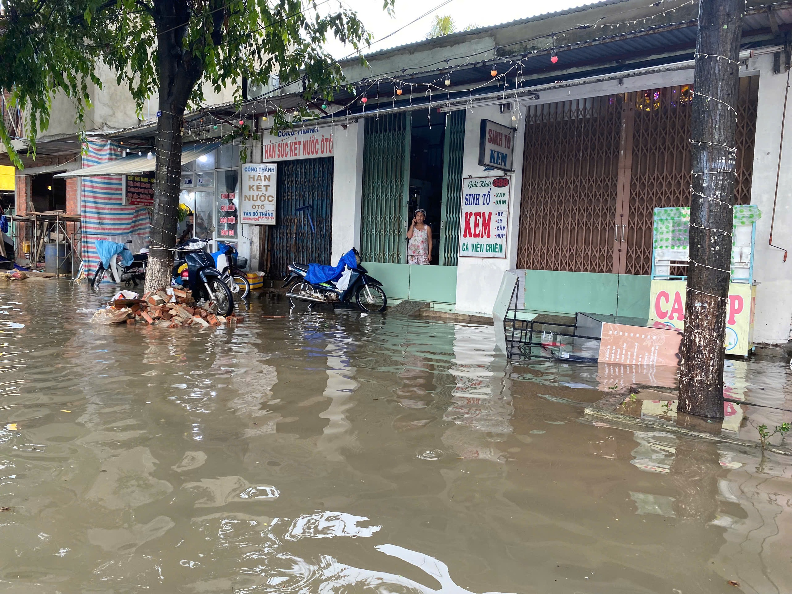 Nhiều tuyến đường ở thành phố Tam Kỳ ngập cục bộ sau mưa lớn - Ảnh 6.