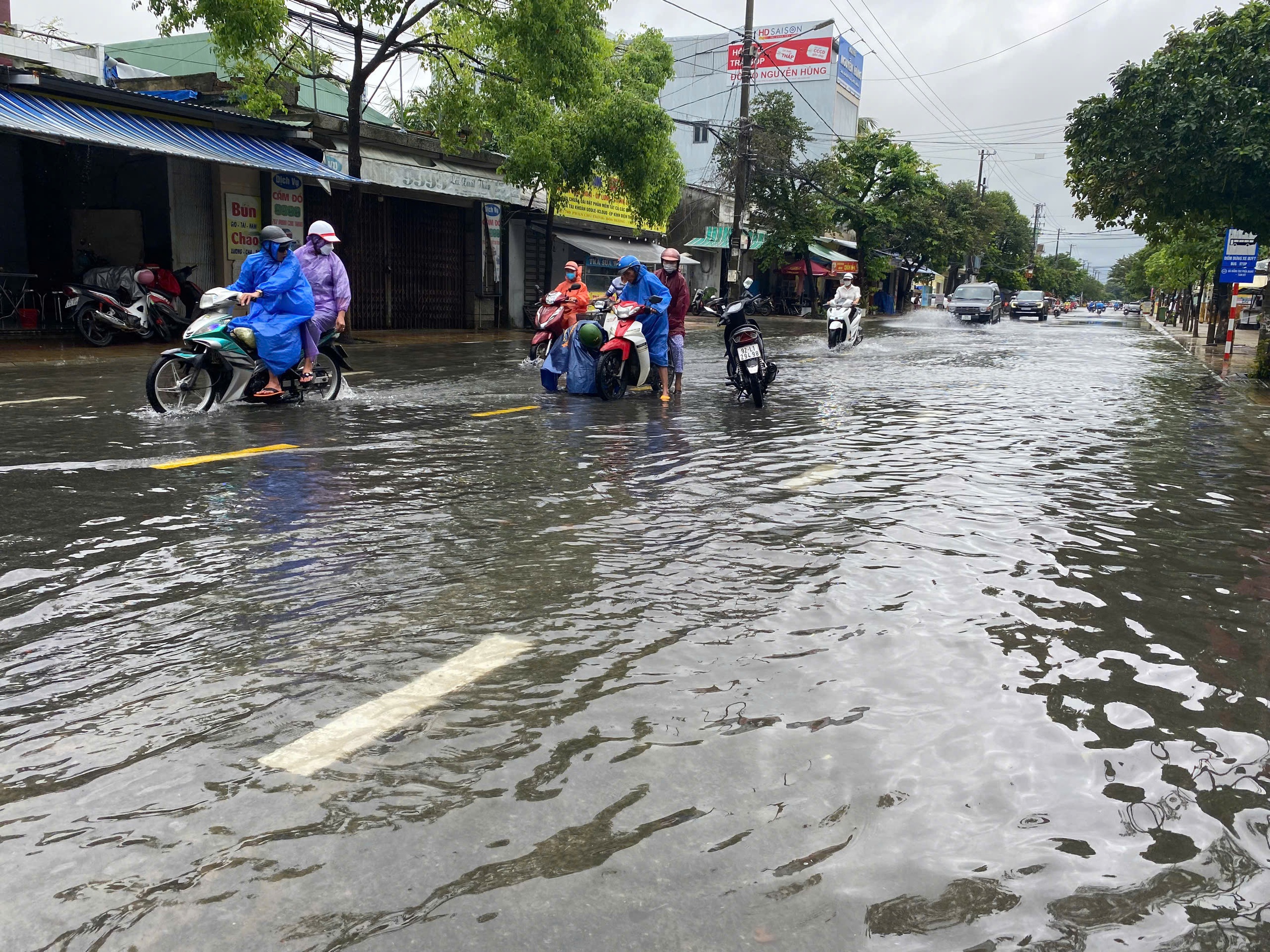 Nhiều tuyến đường ở thành phố Tam Kỳ ngập cục bộ sau mưa lớn - Ảnh 4.