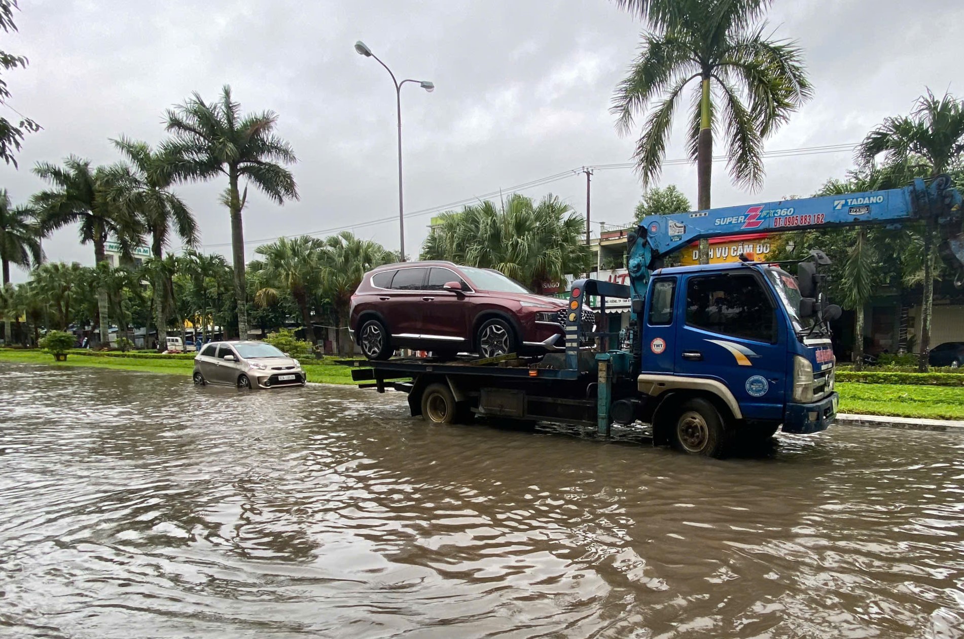 Nhiều tuyến đường ở thành phố Tam Kỳ ngập cục bộ sau mưa lớn - Ảnh 2.