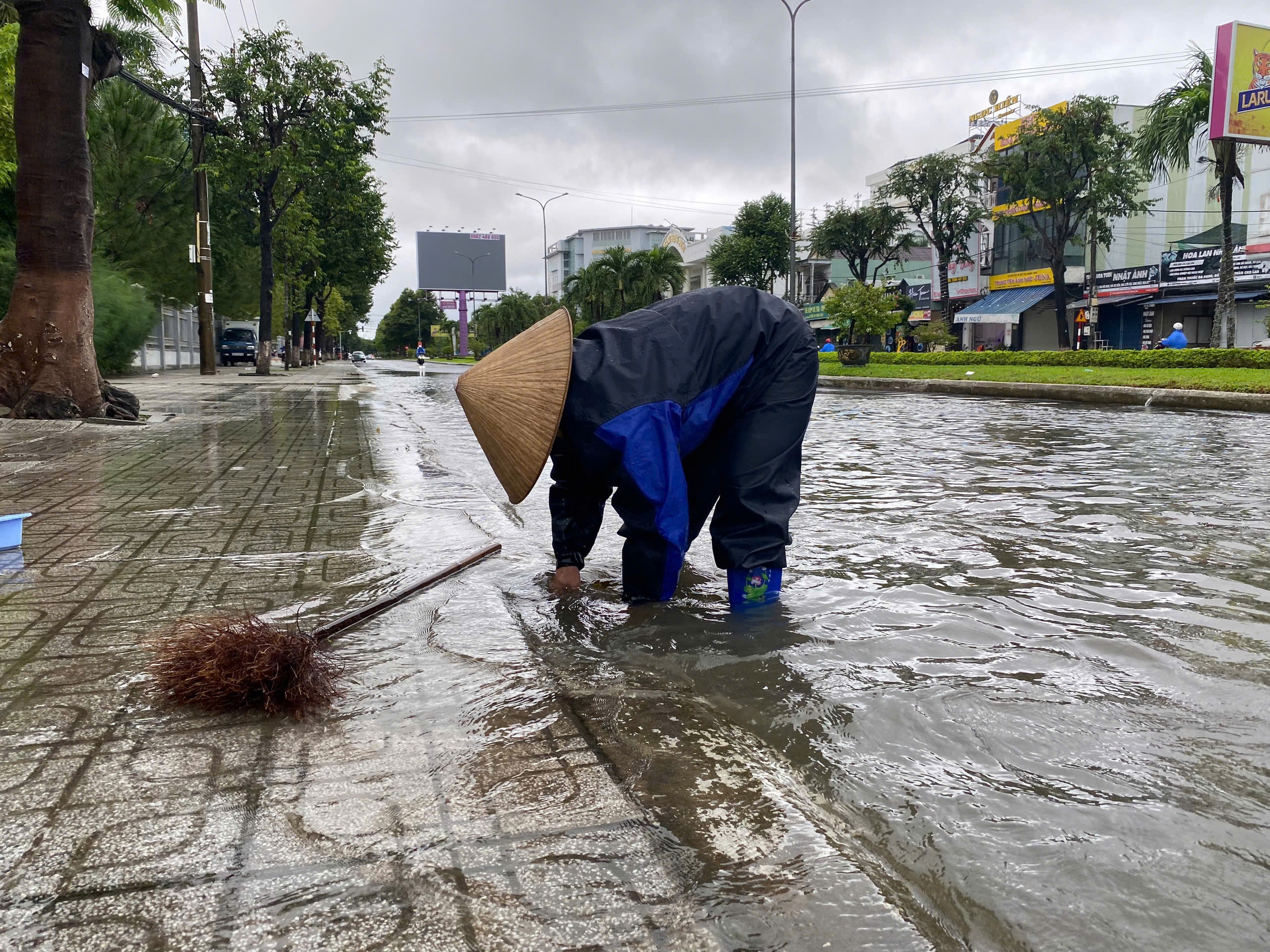 Nhiều tuyến đường ở thành phố Tam Kỳ ngập cục bộ sau mưa lớn - Ảnh 9.