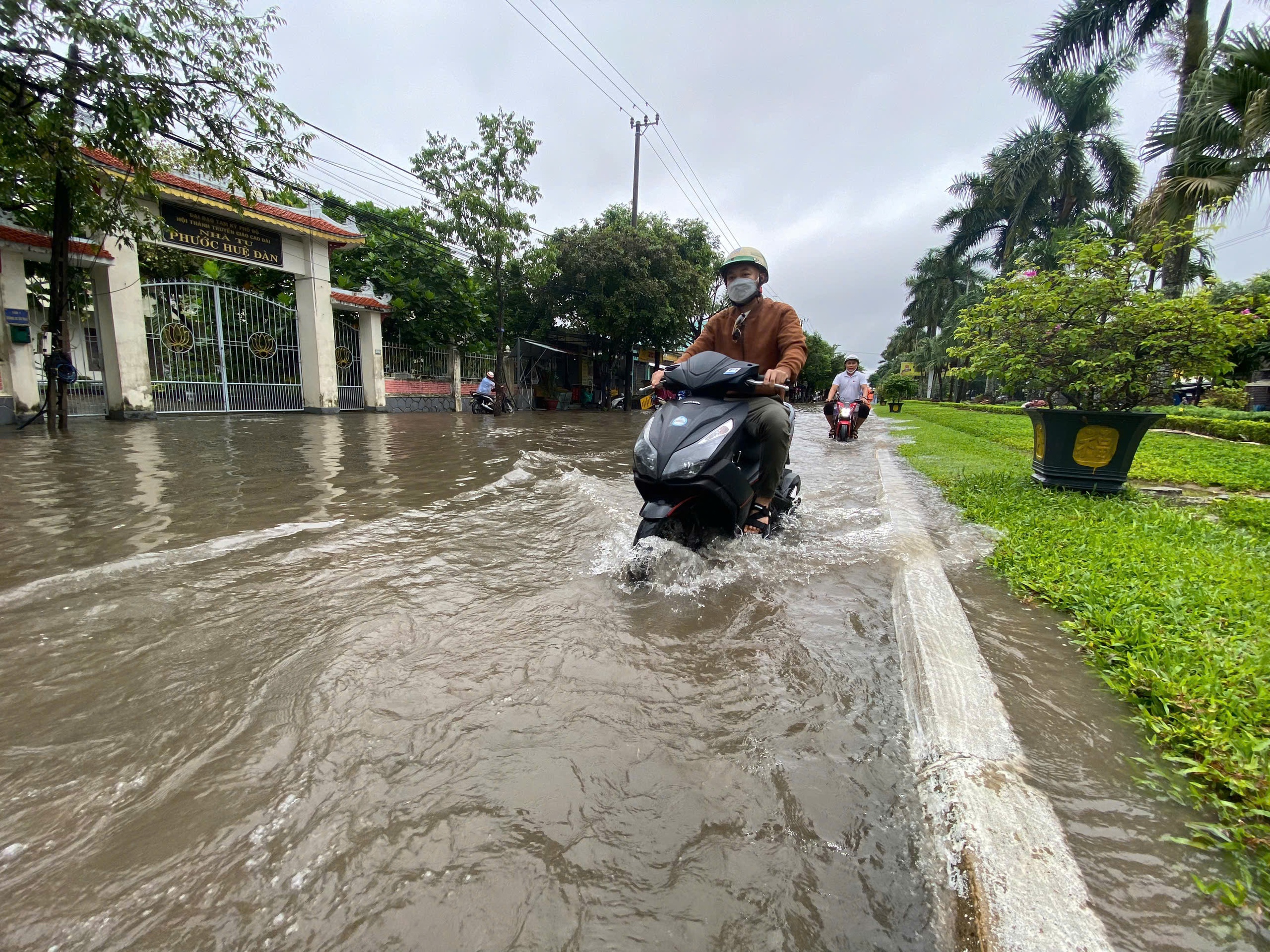 Nhiều tuyến đường ở thành phố Tam Kỳ ngập cục bộ sau mưa lớn - Ảnh 5.