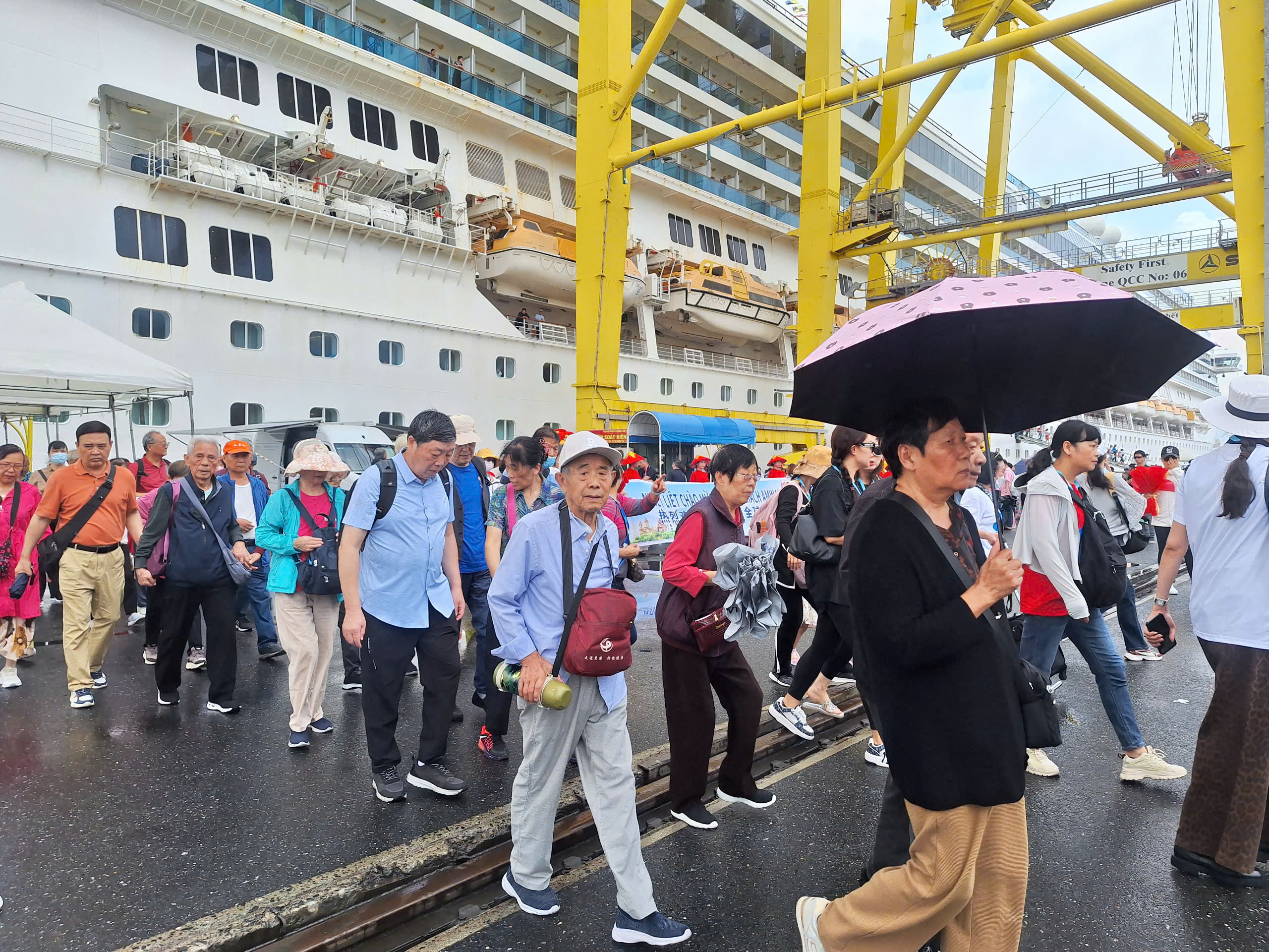 Da Nang welcomes nearly 3,500 tourists by cruise ship - Photo 3. Đà Nẵng đón gần 3.500 khách du lịch bằng tàu biển  - Ảnh 3.
