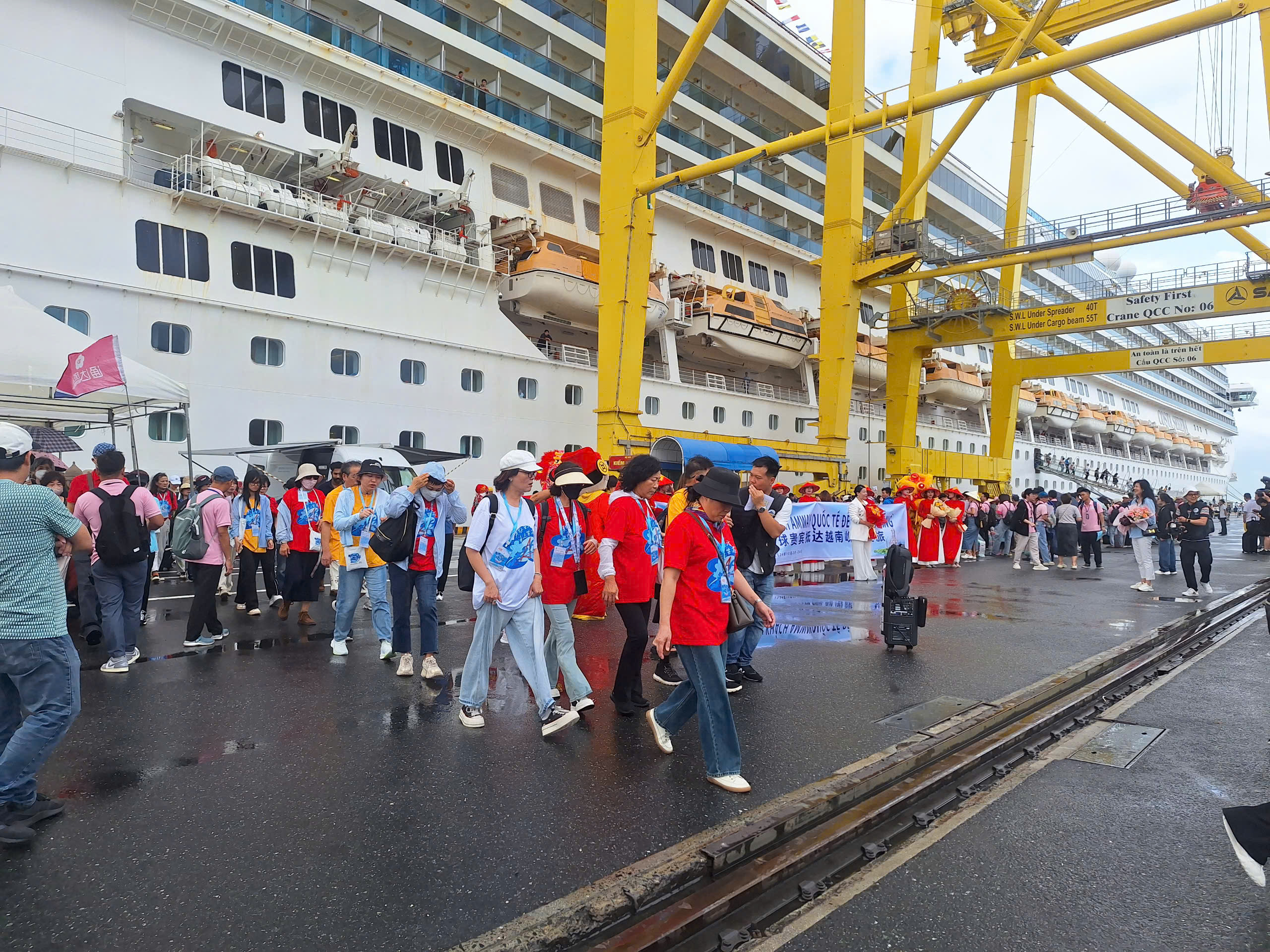 Da Nang welcomes nearly 3,500 tourists by cruise ship - Photo 2. Đà Nẵng đón gần 3.500 khách du lịch bằng tàu biển  - Ảnh 2.