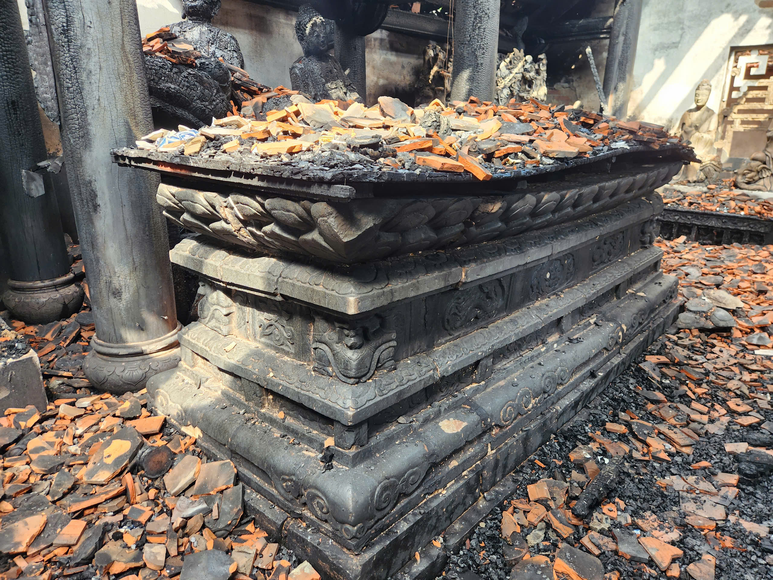 Incendie de la pagode Xuan Lung : le ministère de la Culture, des Sports et du Tourisme demande des mesures urgentes pour protéger les trésors nationaux - Photo 1. Cháy chùa Xuân Lũng: Bộ VHTTDL yêu cầu khẩn trương có biện pháp bảo vệ bảo vật quốc gia  - Ảnh 1.