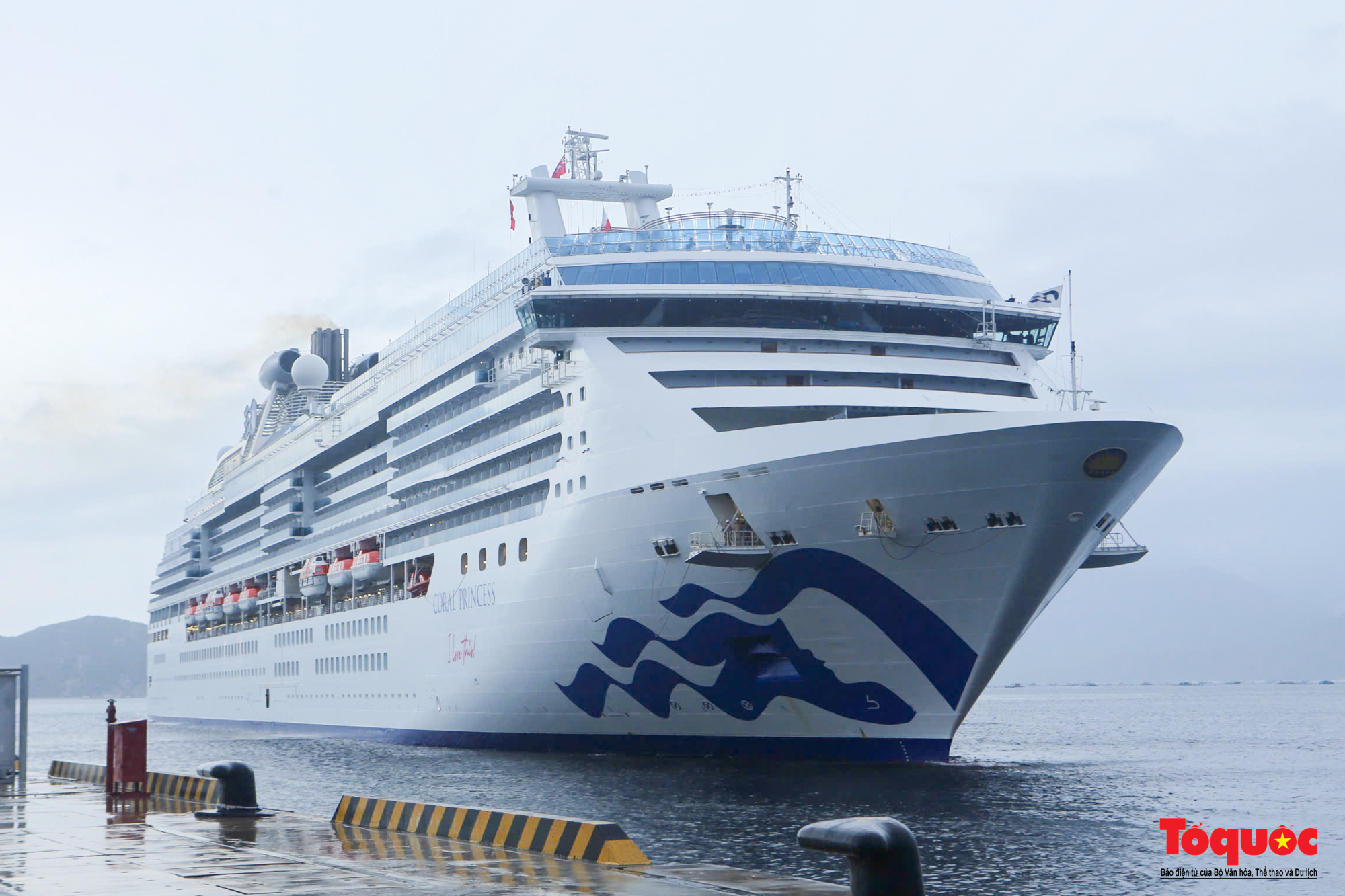 នាវាទេសចរណ៍មួយគ្រឿងបាននាំភ្ញៀវទេសចរអន្តរជាតិចំនួន ២៣០០ នាក់មកកាន់ខេត្ត Khanh Hoa - រូបថតទី ២។ Tàu du lịch đưa 2.300 khách quốc tế đến Khánh Hòa - Ảnh 2.