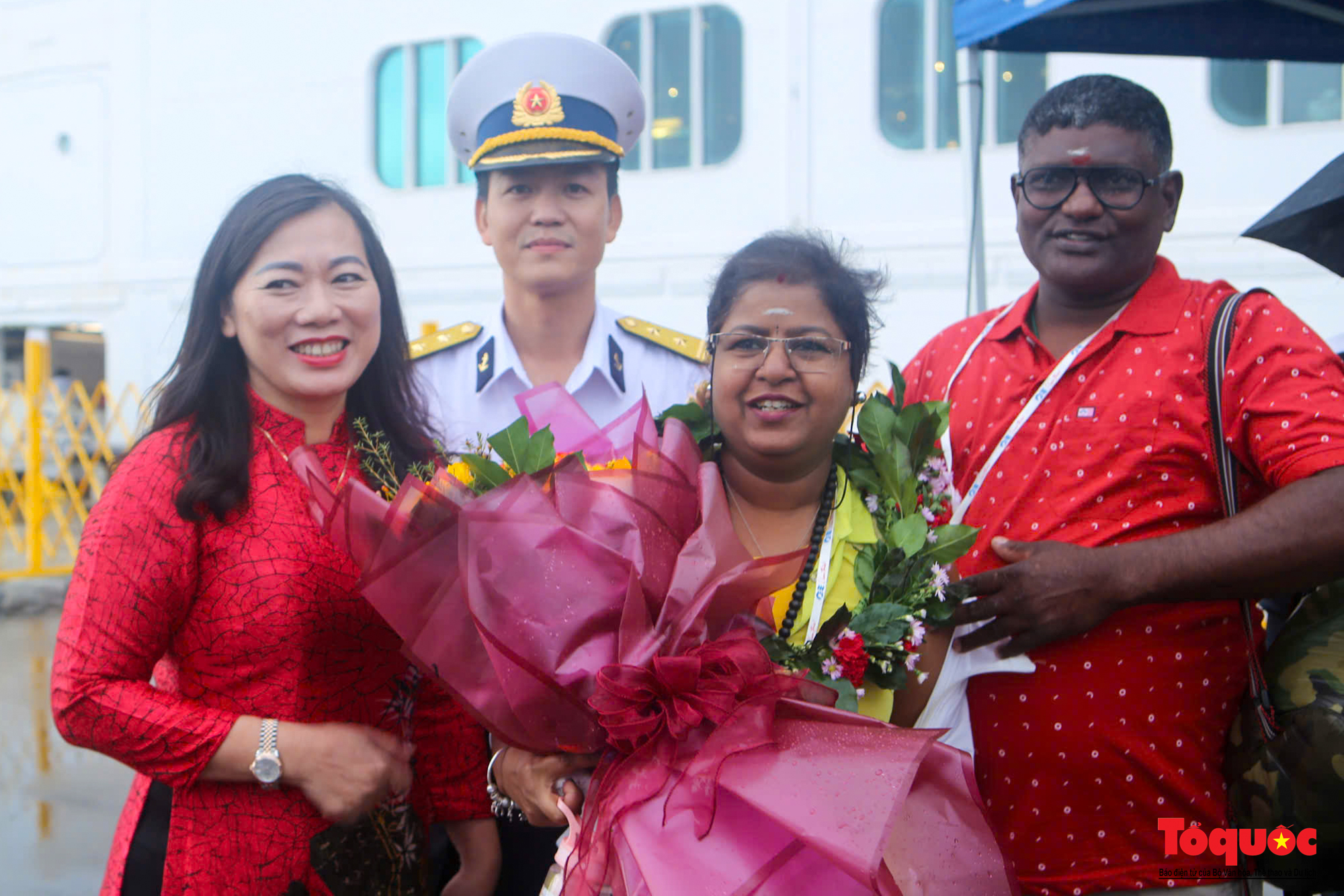 នាវាទេសចរណ៍មួយគ្រឿងបាននាំភ្ញៀវទេសចរអន្តរជាតិចំនួន ២៣០០ នាក់មកកាន់ខេត្ត Khanh Hoa - រូបថតទី ១។ Tàu du lịch đưa 2.300 khách quốc tế đến Khánh Hòa - Ảnh 1.