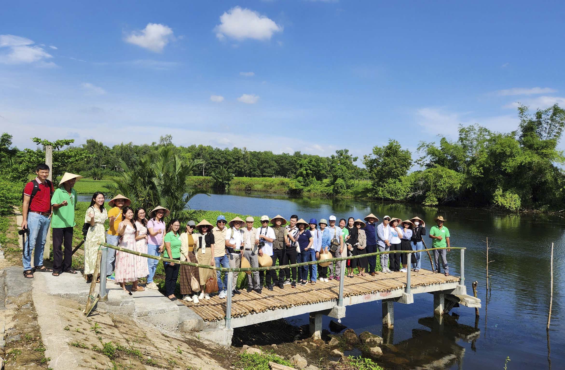 Famtrip ke tempat eko-pelancongan yang dikaitkan dengan pemuliharaan biodiversiti di wilayah Quang Nam - Foto 2. Famtrip các điểm du lịch sinh thái gắn với bảo tồn đa dạng sinh học tỉnh Quảng Nam - Ảnh 2.