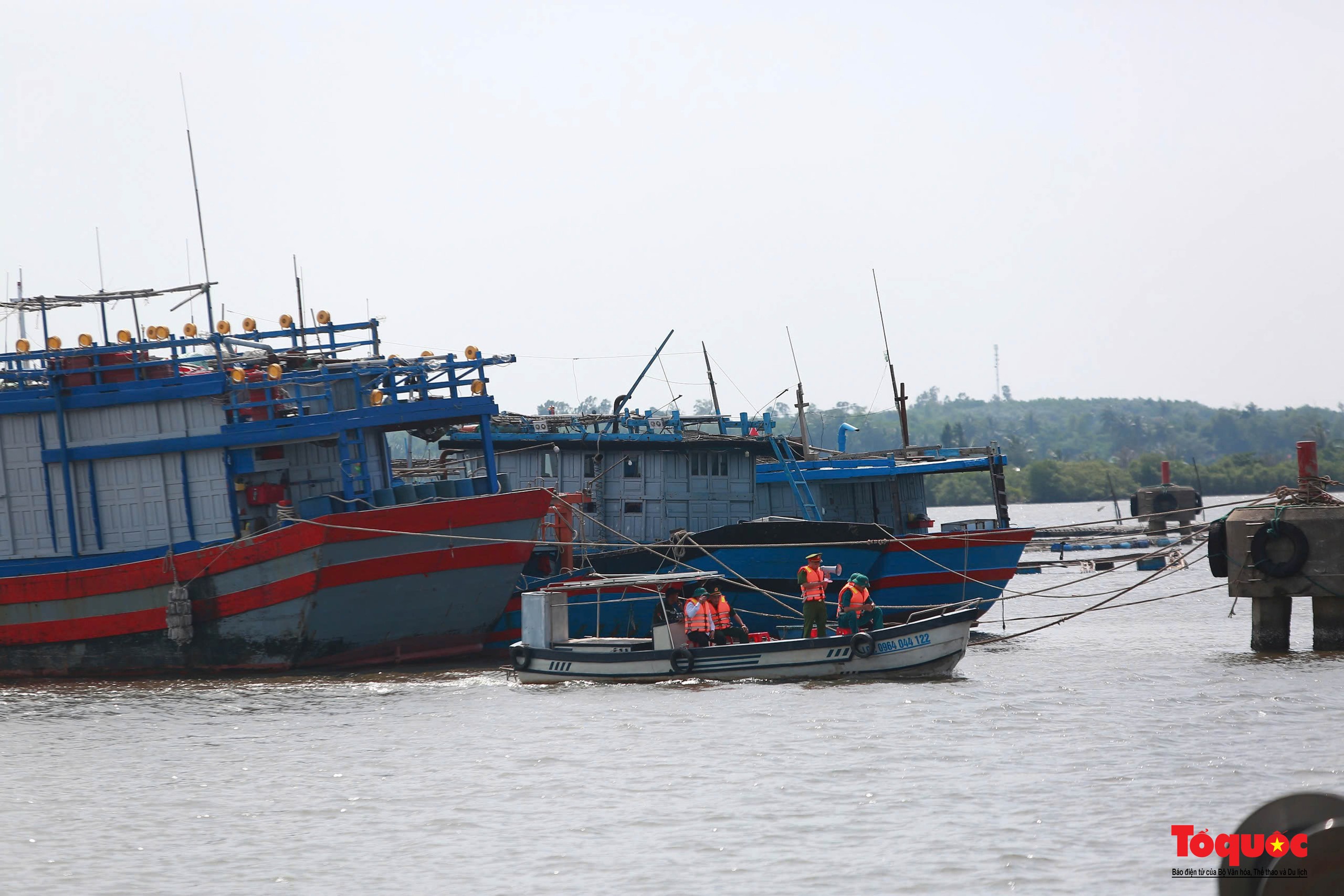 Tàu cá ngư dân miền Trung tấp nập vào bờ tránh bão Trà Mi - Ảnh 14.