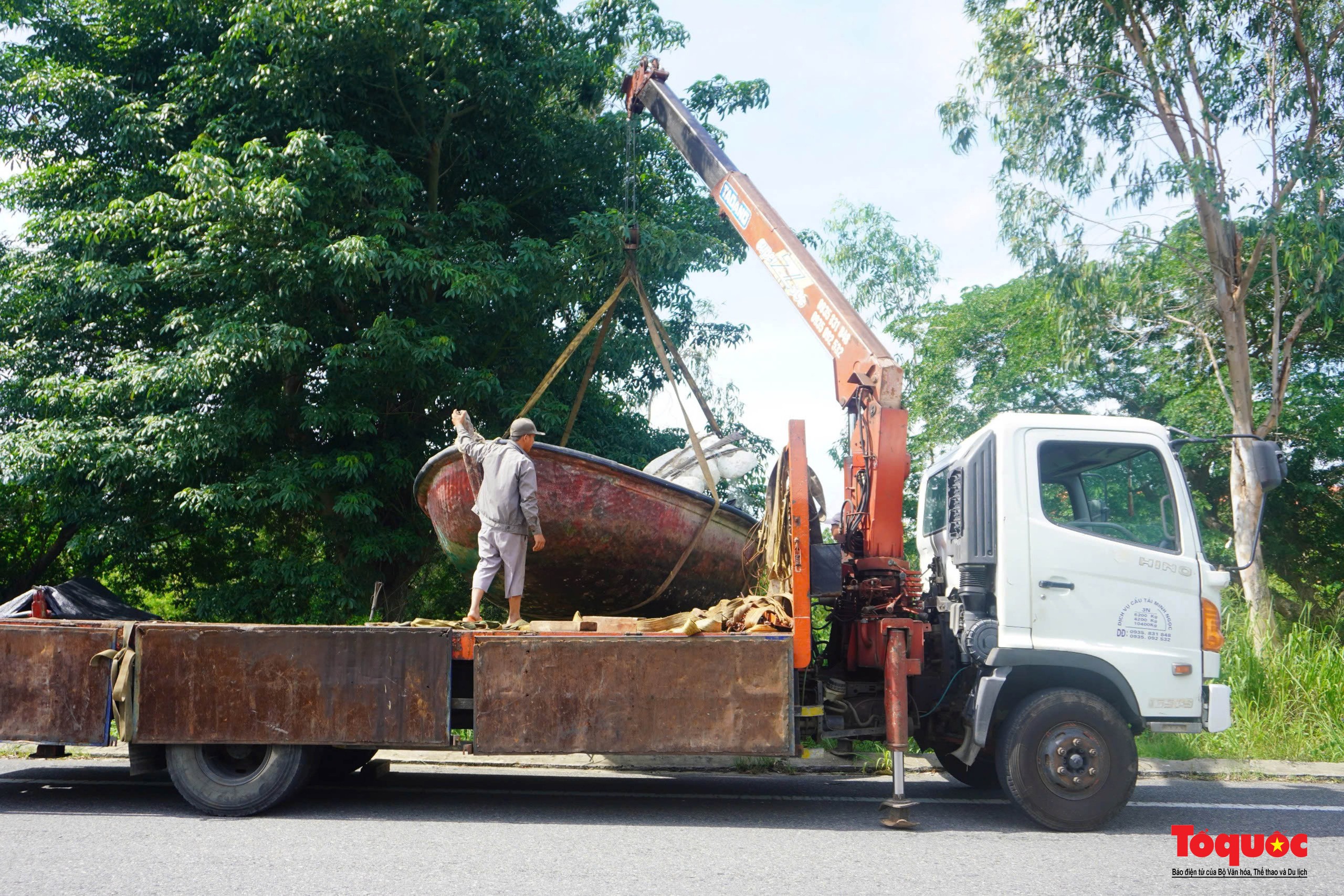 Tàu cá ngư dân miền Trung tấp nập vào bờ tránh bão Trà Mi - Ảnh 8.