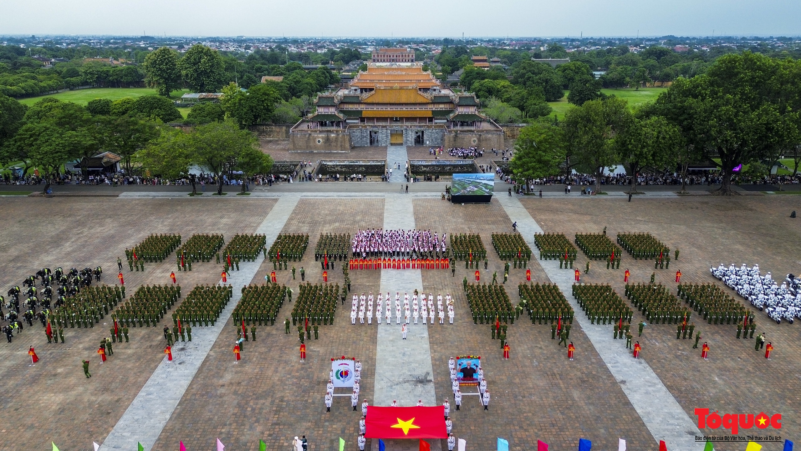 Du khách hào hứng xem chiến sĩ Công an biểu diễn võ thuật, nổ súng trấn áp tội phạm - Ảnh 1.