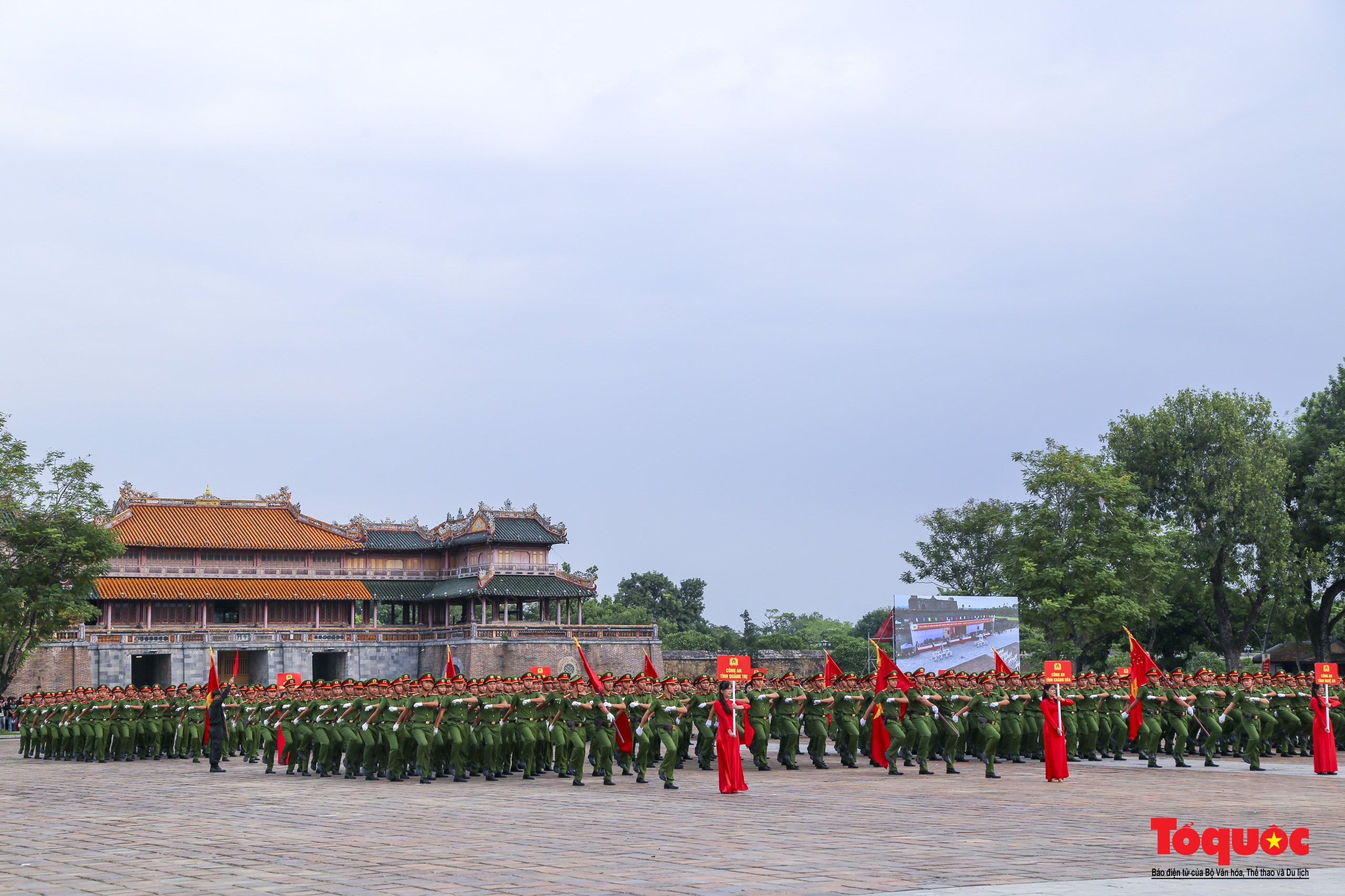 Du khách hào hứng xem chiến sĩ Công an biểu diễn võ thuật, nổ súng trấn áp tội phạm - Ảnh 2.