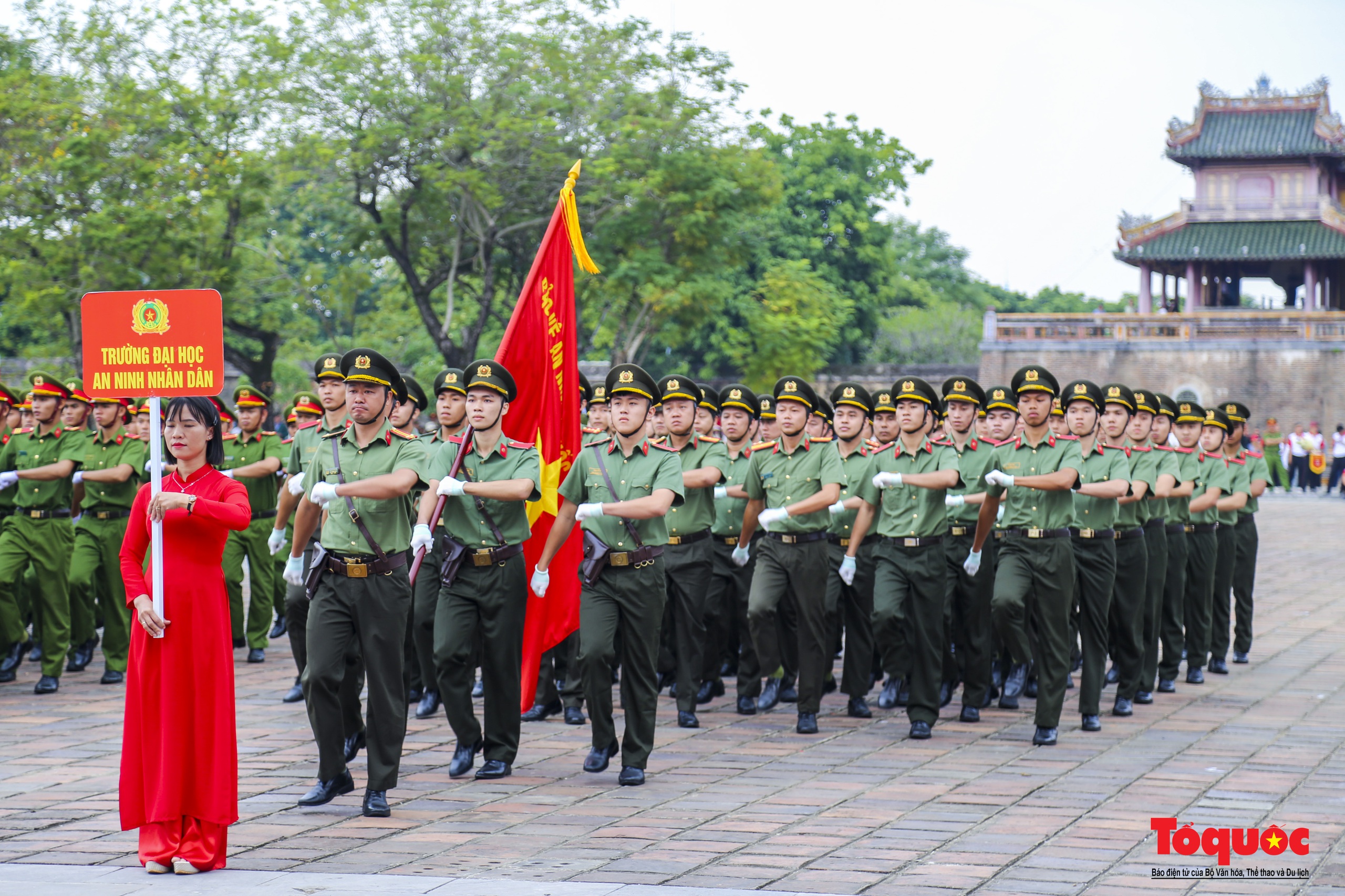 Du khách hào hứng xem chiến sĩ Công an biểu diễn võ thuật, nổ súng trấn áp tội phạm - Ảnh 3.