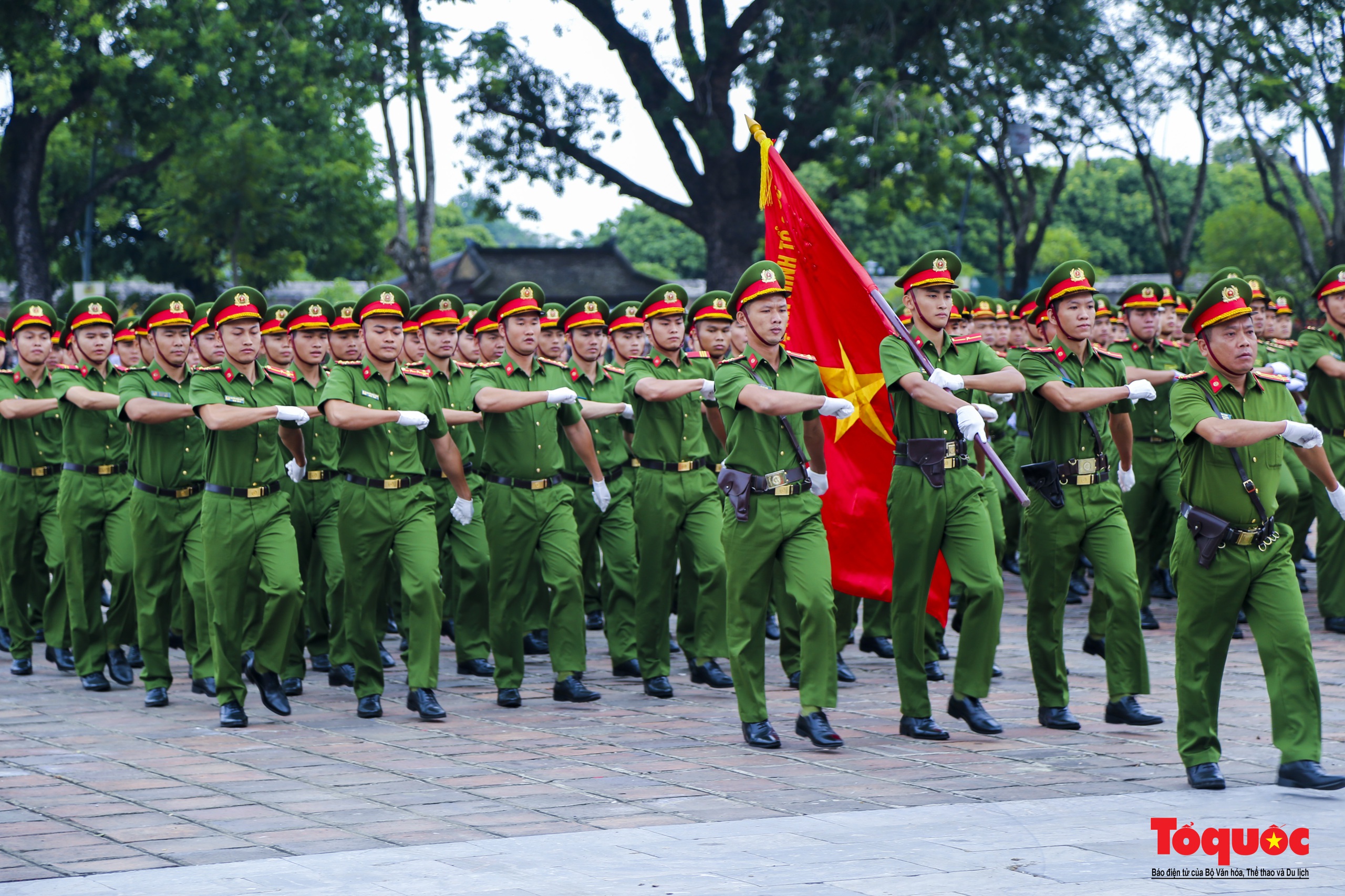 Du khách hào hứng xem chiến sĩ Công an biểu diễn võ thuật, nổ súng trấn áp tội phạm - Ảnh 7.