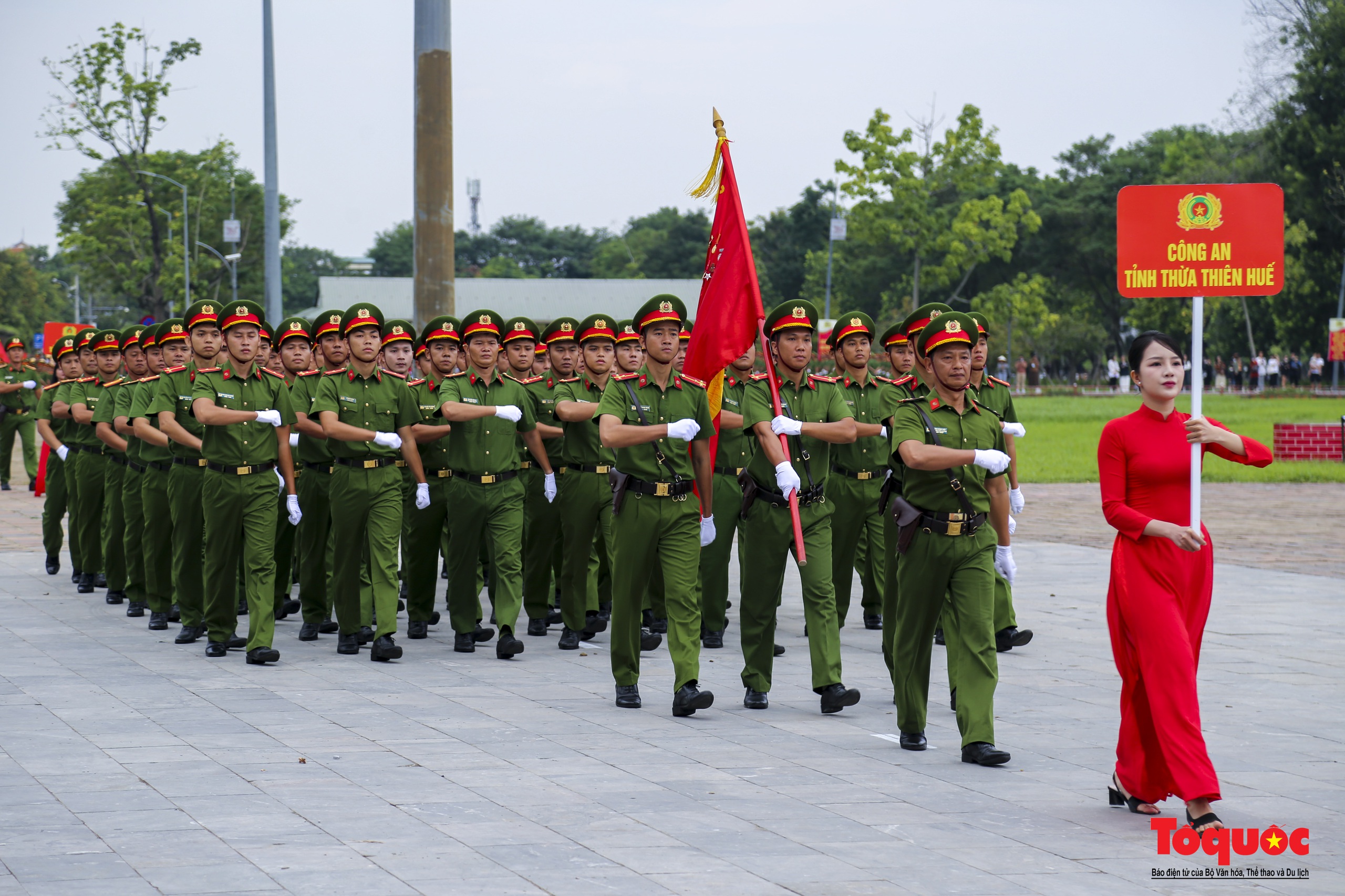 Du khách hào hứng xem chiến sĩ Công an biểu diễn võ thuật, nổ súng trấn áp tội phạm - Ảnh 18.