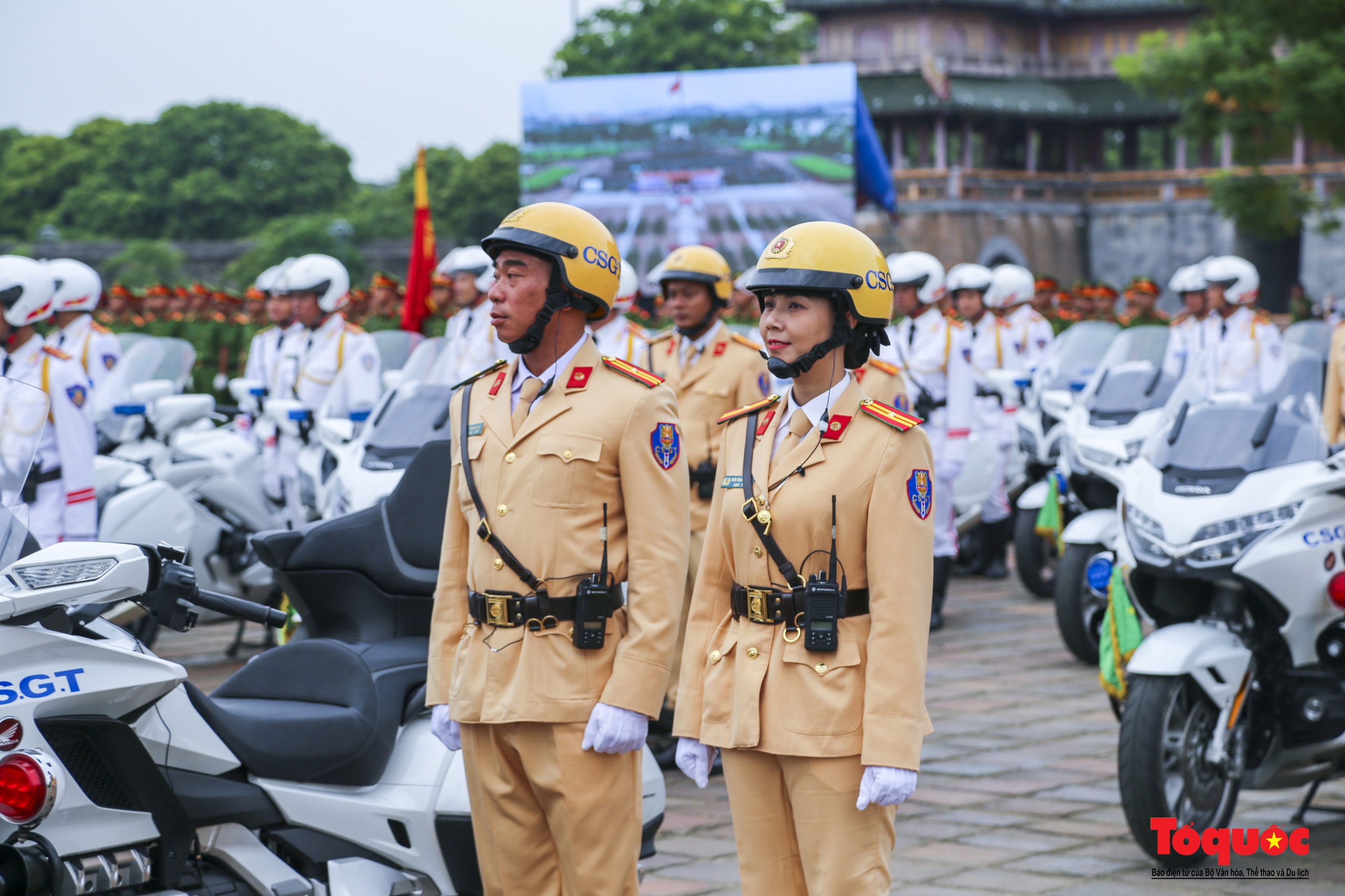 Du khách hào hứng xem chiến sĩ Công an biểu diễn võ thuật, nổ súng trấn áp tội phạm - Ảnh 5.