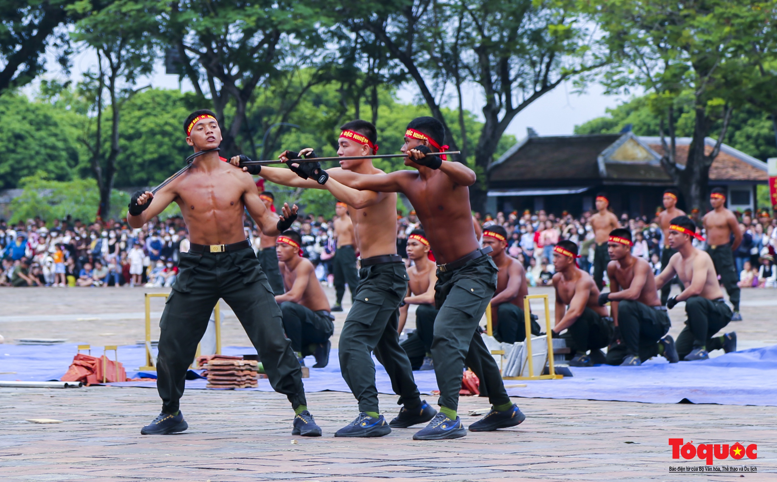 Du khách hào hứng xem chiến sĩ Công an biểu diễn võ thuật, nổ súng trấn áp tội phạm - Ảnh 11.