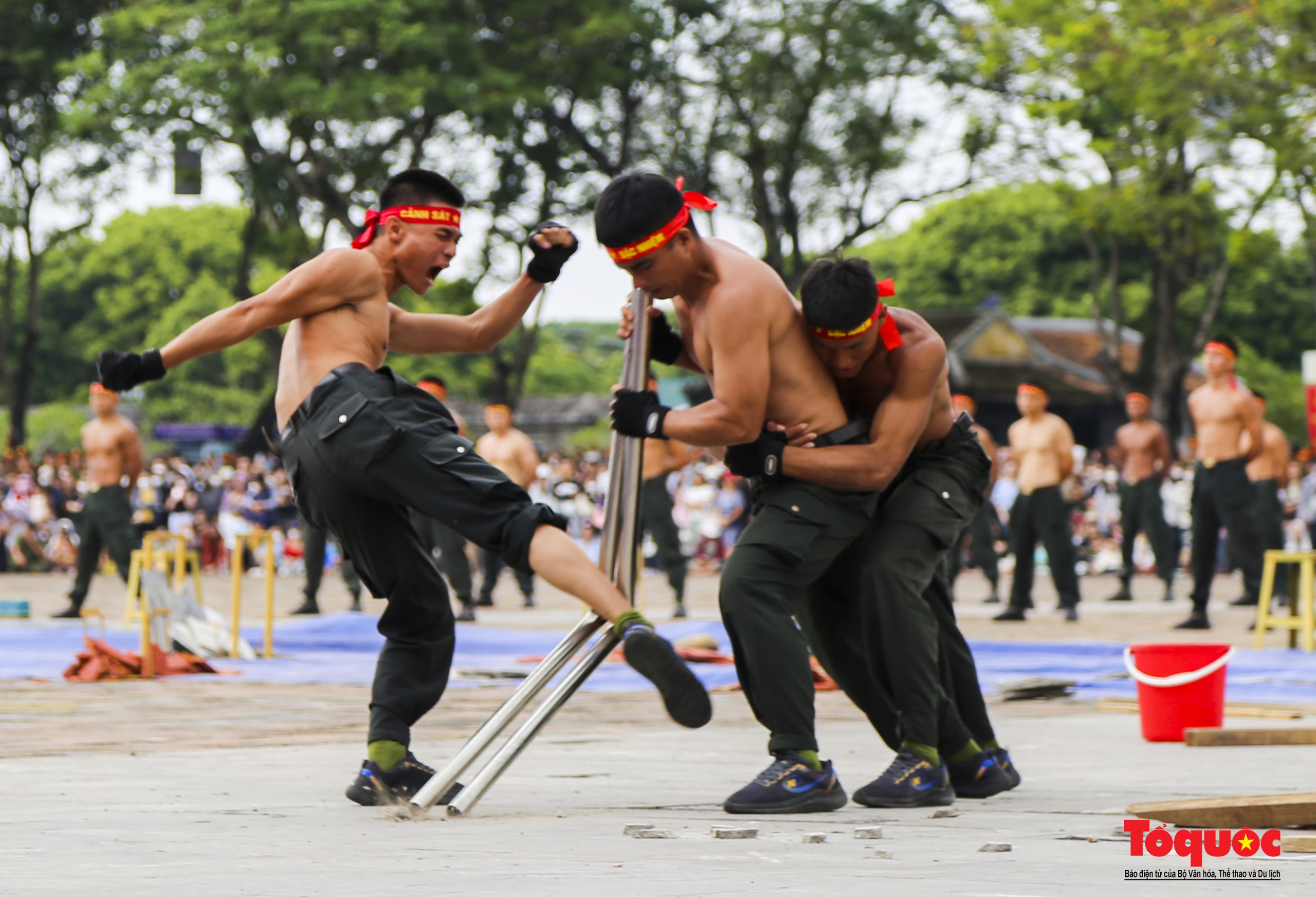 Du khách hào hứng xem chiến sĩ Công an biểu diễn võ thuật, nổ súng trấn áp tội phạm - Ảnh 13.