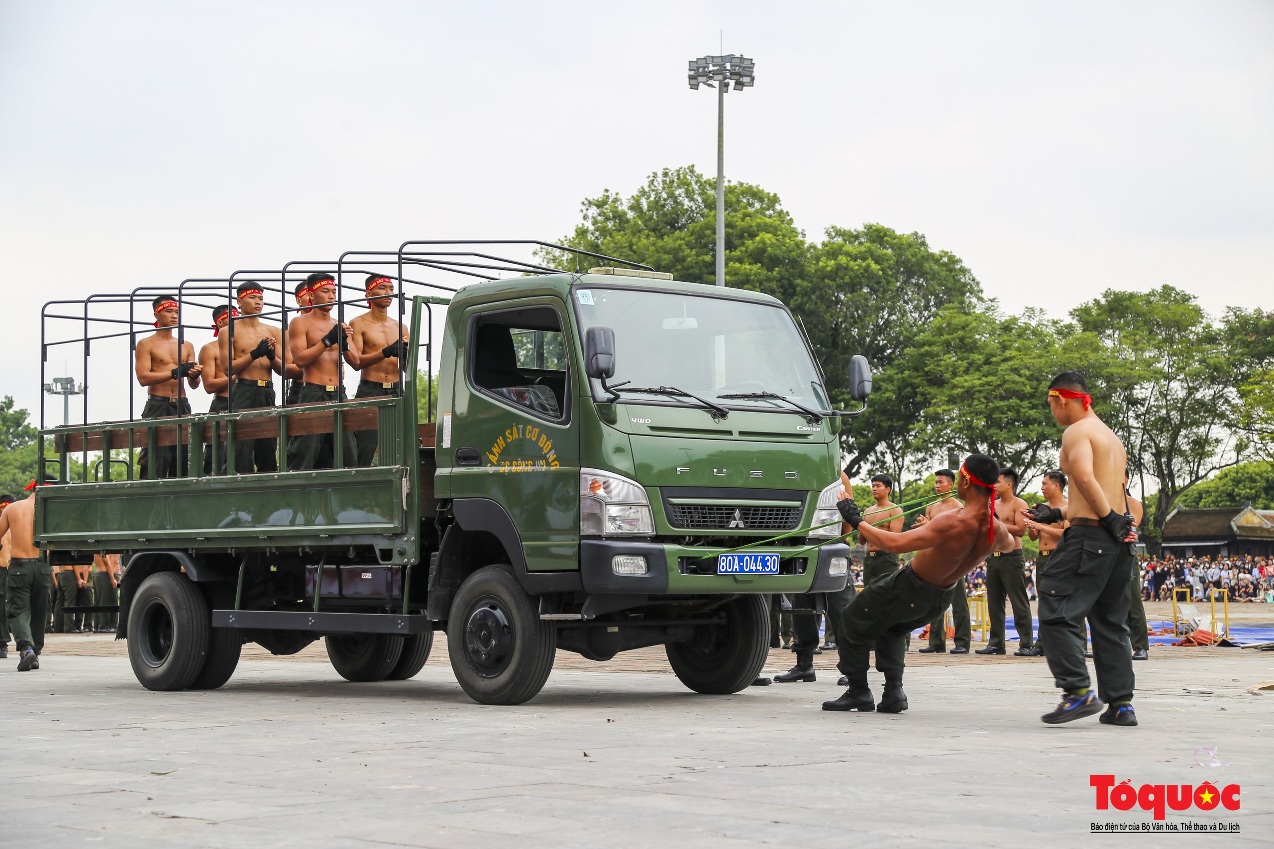 Du khách hào hứng xem chiến sĩ Công an biểu diễn võ thuật, nổ súng trấn áp tội phạm - Ảnh 12.